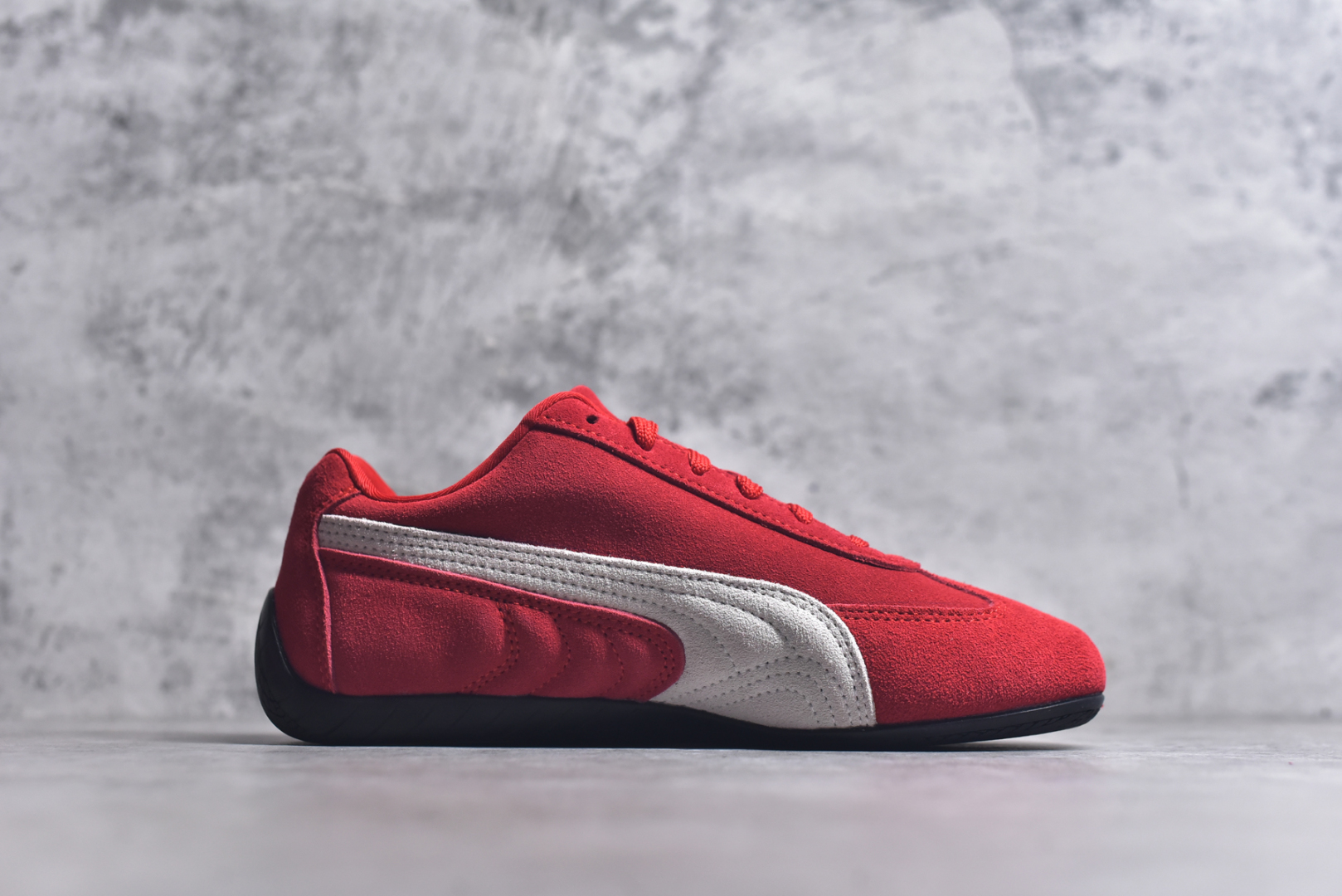 图片[3]-#PUMA Speedca OG 彪马极速赛车系列低帮德训风拼接复古百搭休闲运动赛车鞋 鞋款从80、90年代赛车手所穿的防火赛车鞋为原型，鞋身线条模仿了赛车的流线廓形，体现了空气动力学原理的结构。简约流畅的外观，恰好又和贯穿其中的Formstrip Logo融合恰到好处，视觉上细节丰富且协调。本次Speedcat OG鞋款归来，最大看点自然式保留了窄版鞋型以及薄底构造。这两年各品牌鞋底越做越厚，Speedcat反其道而行之，上脚几乎无鞋底的效果带来耳目一新的视觉体验。鞋面依旧是以质感细腻的麂皮材质打造，并且大面积近乎全包裹的使用，复古味道也愈发浓烈。配色上更是将最原始的黑色和红色带回，向F1赛车队的标志性队服致敬。相信让各位一眼种草的更多是出挑的大红色，上脚即可瞬间点亮整体造型，在以球鞋为核心的OOTD中脱颖而出。而另一款黑色则是低调的万金油，彰显新潮个性的同时又不喧宾夺主，也是热爱简约系穿搭朋友的首选。 尺码：35-45-选品中心