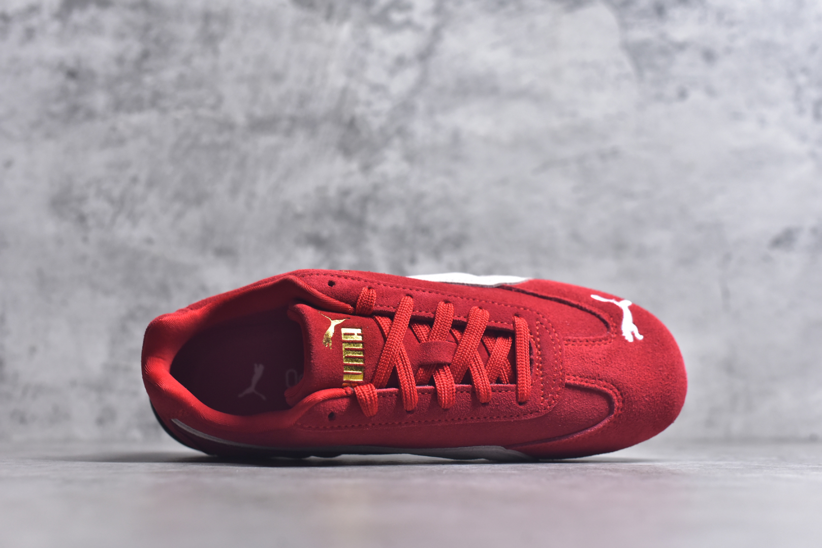 图片[4]-#PUMA Speedca OG 彪马极速赛车系列低帮德训风拼接复古百搭休闲运动赛车鞋 鞋款从80、90年代赛车手所穿的防火赛车鞋为原型，鞋身线条模仿了赛车的流线廓形，体现了空气动力学原理的结构。简约流畅的外观，恰好又和贯穿其中的Formstrip Logo融合恰到好处，视觉上细节丰富且协调。本次Speedcat OG鞋款归来，最大看点自然式保留了窄版鞋型以及薄底构造。这两年各品牌鞋底越做越厚，Speedcat反其道而行之，上脚几乎无鞋底的效果带来耳目一新的视觉体验。鞋面依旧是以质感细腻的麂皮材质打造，并且大面积近乎全包裹的使用，复古味道也愈发浓烈。配色上更是将最原始的黑色和红色带回，向F1赛车队的标志性队服致敬。相信让各位一眼种草的更多是出挑的大红色，上脚即可瞬间点亮整体造型，在以球鞋为核心的OOTD中脱颖而出。而另一款黑色则是低调的万金油，彰显新潮个性的同时又不喧宾夺主，也是热爱简约系穿搭朋友的首选。 尺码：35-45-选品中心