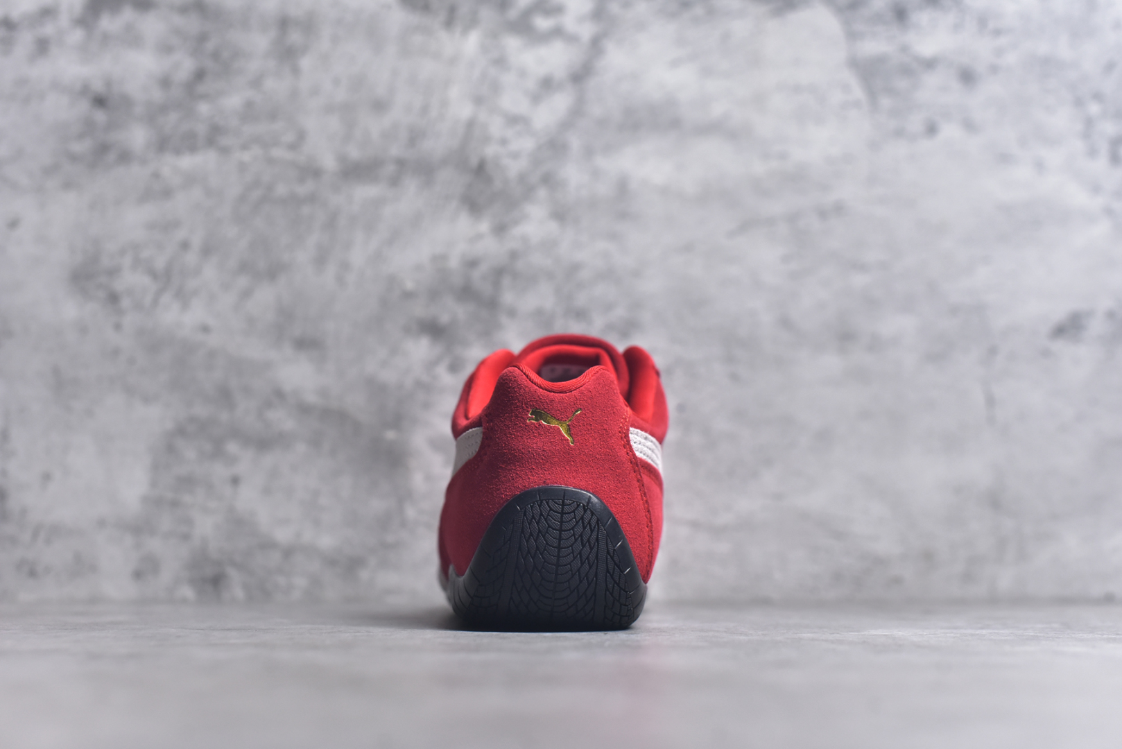 图片[5]-#PUMA Speedca OG 彪马极速赛车系列低帮德训风拼接复古百搭休闲运动赛车鞋 鞋款从80、90年代赛车手所穿的防火赛车鞋为原型，鞋身线条模仿了赛车的流线廓形，体现了空气动力学原理的结构。简约流畅的外观，恰好又和贯穿其中的Formstrip Logo融合恰到好处，视觉上细节丰富且协调。本次Speedcat OG鞋款归来，最大看点自然式保留了窄版鞋型以及薄底构造。这两年各品牌鞋底越做越厚，Speedcat反其道而行之，上脚几乎无鞋底的效果带来耳目一新的视觉体验。鞋面依旧是以质感细腻的麂皮材质打造，并且大面积近乎全包裹的使用，复古味道也愈发浓烈。配色上更是将最原始的黑色和红色带回，向F1赛车队的标志性队服致敬。相信让各位一眼种草的更多是出挑的大红色，上脚即可瞬间点亮整体造型，在以球鞋为核心的OOTD中脱颖而出。而另一款黑色则是低调的万金油，彰显新潮个性的同时又不喧宾夺主，也是热爱简约系穿搭朋友的首选。 尺码：35-45-选品中心