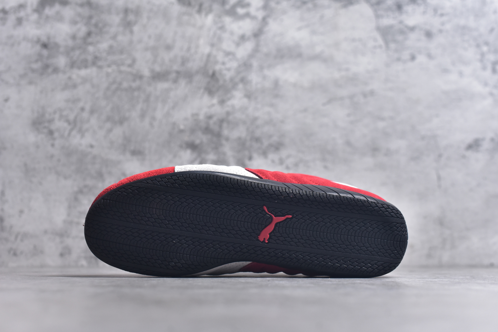 图片[6]-#PUMA Speedca OG 彪马极速赛车系列低帮德训风拼接复古百搭休闲运动赛车鞋 鞋款从80、90年代赛车手所穿的防火赛车鞋为原型，鞋身线条模仿了赛车的流线廓形，体现了空气动力学原理的结构。简约流畅的外观，恰好又和贯穿其中的Formstrip Logo融合恰到好处，视觉上细节丰富且协调。本次Speedcat OG鞋款归来，最大看点自然式保留了窄版鞋型以及薄底构造。这两年各品牌鞋底越做越厚，Speedcat反其道而行之，上脚几乎无鞋底的效果带来耳目一新的视觉体验。鞋面依旧是以质感细腻的麂皮材质打造，并且大面积近乎全包裹的使用，复古味道也愈发浓烈。配色上更是将最原始的黑色和红色带回，向F1赛车队的标志性队服致敬。相信让各位一眼种草的更多是出挑的大红色，上脚即可瞬间点亮整体造型，在以球鞋为核心的OOTD中脱颖而出。而另一款黑色则是低调的万金油，彰显新潮个性的同时又不喧宾夺主，也是热爱简约系穿搭朋友的首选。 尺码：35-45-选品中心