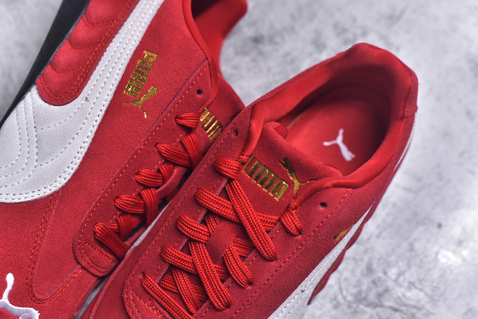 图片[9]-#PUMA Speedca OG 彪马极速赛车系列低帮德训风拼接复古百搭休闲运动赛车鞋 鞋款从80、90年代赛车手所穿的防火赛车鞋为原型，鞋身线条模仿了赛车的流线廓形，体现了空气动力学原理的结构。简约流畅的外观，恰好又和贯穿其中的Formstrip Logo融合恰到好处，视觉上细节丰富且协调。本次Speedcat OG鞋款归来，最大看点自然式保留了窄版鞋型以及薄底构造。这两年各品牌鞋底越做越厚，Speedcat反其道而行之，上脚几乎无鞋底的效果带来耳目一新的视觉体验。鞋面依旧是以质感细腻的麂皮材质打造，并且大面积近乎全包裹的使用，复古味道也愈发浓烈。配色上更是将最原始的黑色和红色带回，向F1赛车队的标志性队服致敬。相信让各位一眼种草的更多是出挑的大红色，上脚即可瞬间点亮整体造型，在以球鞋为核心的OOTD中脱颖而出。而另一款黑色则是低调的万金油，彰显新潮个性的同时又不喧宾夺主，也是热爱简约系穿搭朋友的首选。 尺码：35-45-选品中心
