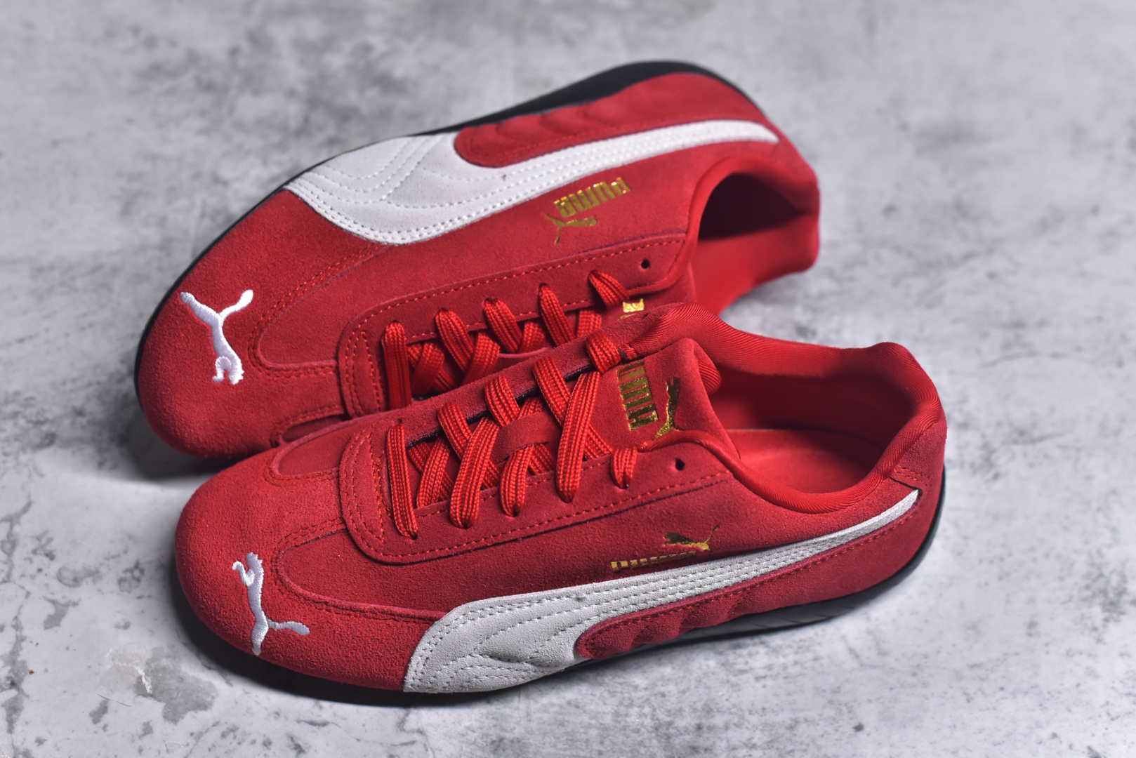 图片[7]-#PUMA Speedca OG 彪马极速赛车系列低帮德训风拼接复古百搭休闲运动赛车鞋 鞋款从80、90年代赛车手所穿的防火赛车鞋为原型，鞋身线条模仿了赛车的流线廓形，体现了空气动力学原理的结构。简约流畅的外观，恰好又和贯穿其中的Formstrip Logo融合恰到好处，视觉上细节丰富且协调。本次Speedcat OG鞋款归来，最大看点自然式保留了窄版鞋型以及薄底构造。这两年各品牌鞋底越做越厚，Speedcat反其道而行之，上脚几乎无鞋底的效果带来耳目一新的视觉体验。鞋面依旧是以质感细腻的麂皮材质打造，并且大面积近乎全包裹的使用，复古味道也愈发浓烈。配色上更是将最原始的黑色和红色带回，向F1赛车队的标志性队服致敬。相信让各位一眼种草的更多是出挑的大红色，上脚即可瞬间点亮整体造型，在以球鞋为核心的OOTD中脱颖而出。而另一款黑色则是低调的万金油，彰显新潮个性的同时又不喧宾夺主，也是热爱简约系穿搭朋友的首选。 尺码：35-45-选品中心