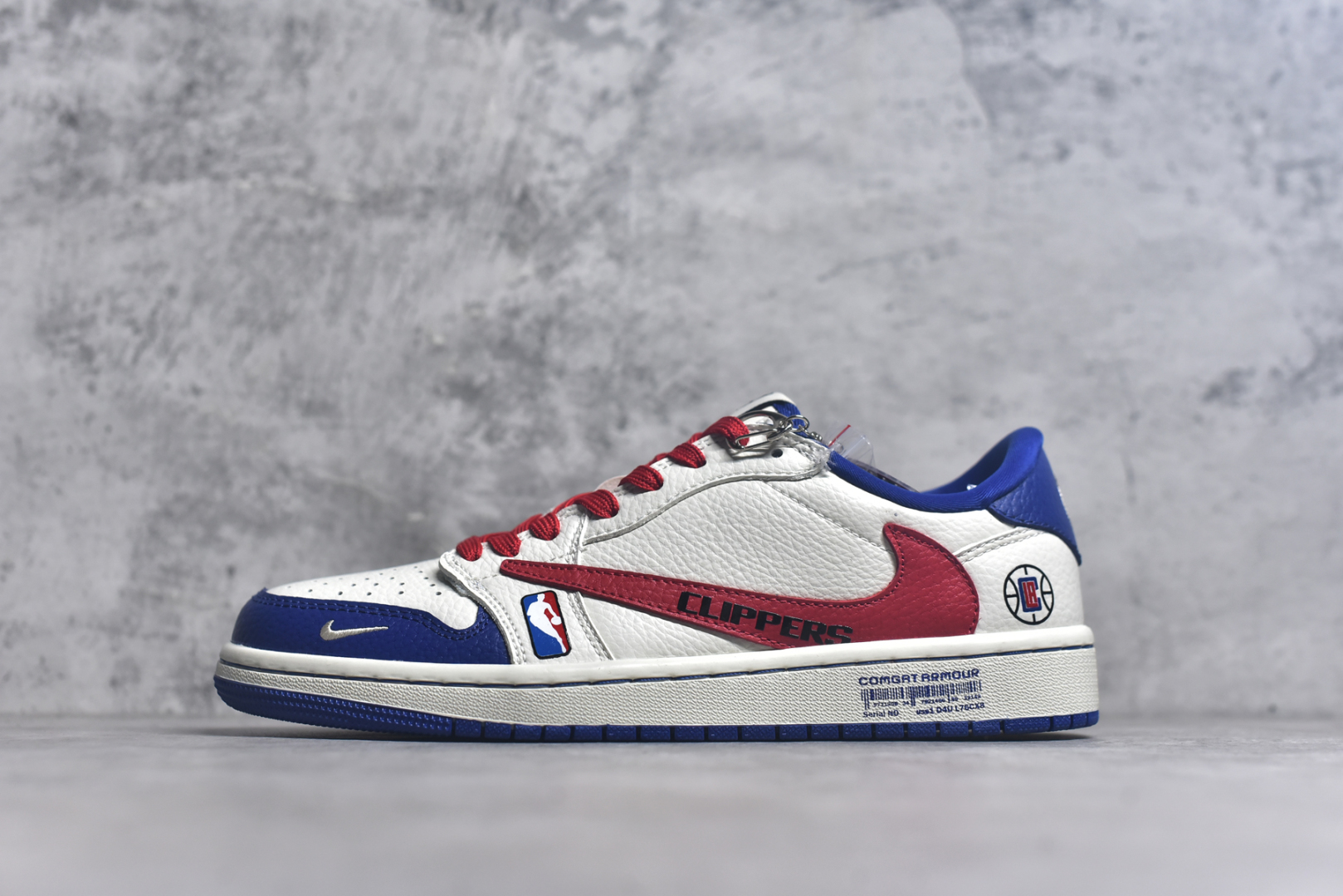 #Travis Scott x Fragment Design x Air Jordan 1 Low OG SP AJ1 洛杉矶快船联名 低帮文化休闲板鞋 SC9207-026 #多方联名合作融合了Travis Scott 独特的音乐风格，藤原浩个性的设计风格以及Jordan品牌的经典元素 使其成为一双具有独特身份和价值的鞋子 清新而立体的外观加上联名标识更突出了其独特身份 这种配色方案显示出活力和时尚感 在视觉上引人注目 鞋身的质感和细腻的细节处理使其显得高端而格调十足 这款“倒钩”联名是设计与创意完美结合 融合多方的个性风格是一款备受瞩目的潮流鞋款 尺码：36 36.5 37.5 38 38.5 39 40 40.5 41 42 42.5 43 44 44.5 45 9.E5-选品中心