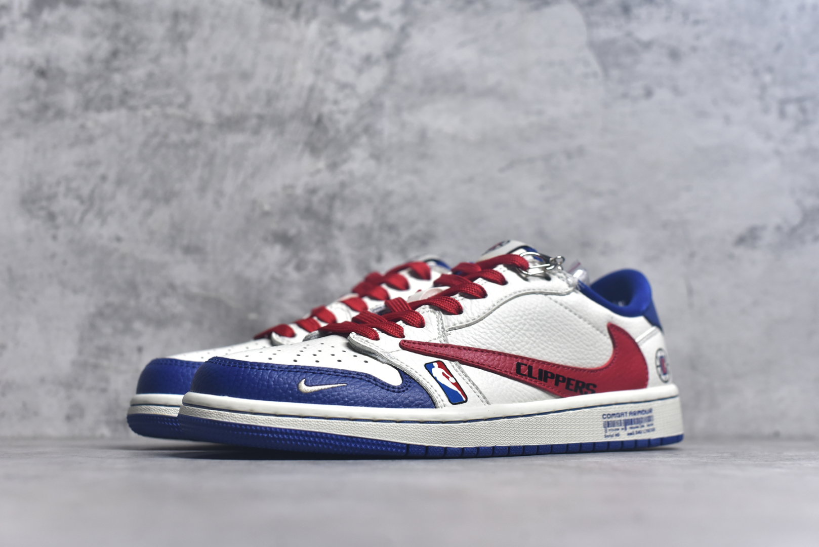 图片[2]-#Travis Scott x Fragment Design x Air Jordan 1 Low OG SP AJ1 洛杉矶快船联名 低帮文化休闲板鞋 SC9207-026 #多方联名合作融合了Travis Scott 独特的音乐风格，藤原浩个性的设计风格以及Jordan品牌的经典元素 使其成为一双具有独特身份和价值的鞋子 清新而立体的外观加上联名标识更突出了其独特身份 这种配色方案显示出活力和时尚感 在视觉上引人注目 鞋身的质感和细腻的细节处理使其显得高端而格调十足 这款“倒钩”联名是设计与创意完美结合 融合多方的个性风格是一款备受瞩目的潮流鞋款 尺码：36 36.5 37.5 38 38.5 39 40 40.5 41 42 42.5 43 44 44.5 45 9.E5-选品中心