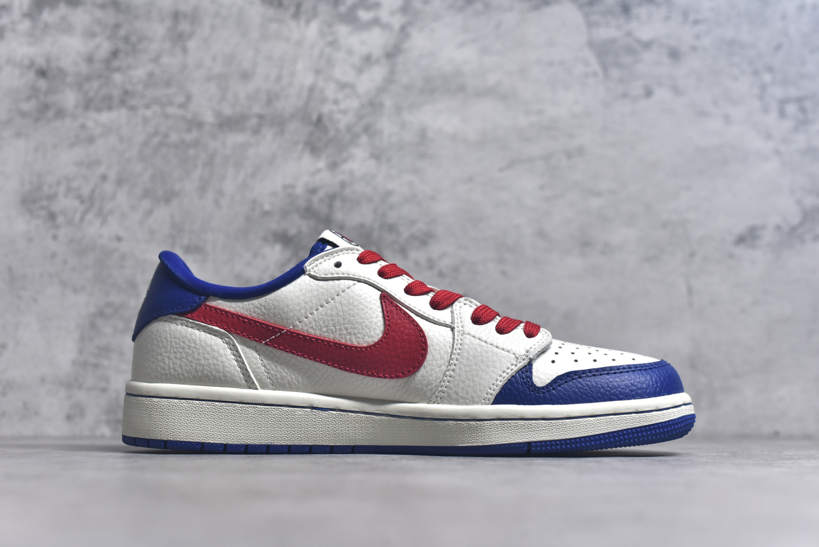 图片[3]-#Travis Scott x Fragment Design x Air Jordan 1 Low OG SP AJ1 洛杉矶快船联名 低帮文化休闲板鞋 SC9207-026 #多方联名合作融合了Travis Scott 独特的音乐风格，藤原浩个性的设计风格以及Jordan品牌的经典元素 使其成为一双具有独特身份和价值的鞋子 清新而立体的外观加上联名标识更突出了其独特身份 这种配色方案显示出活力和时尚感 在视觉上引人注目 鞋身的质感和细腻的细节处理使其显得高端而格调十足 这款“倒钩”联名是设计与创意完美结合 融合多方的个性风格是一款备受瞩目的潮流鞋款 尺码：36 36.5 37.5 38 38.5 39 40 40.5 41 42 42.5 43 44 44.5 45 9.E5-选品中心