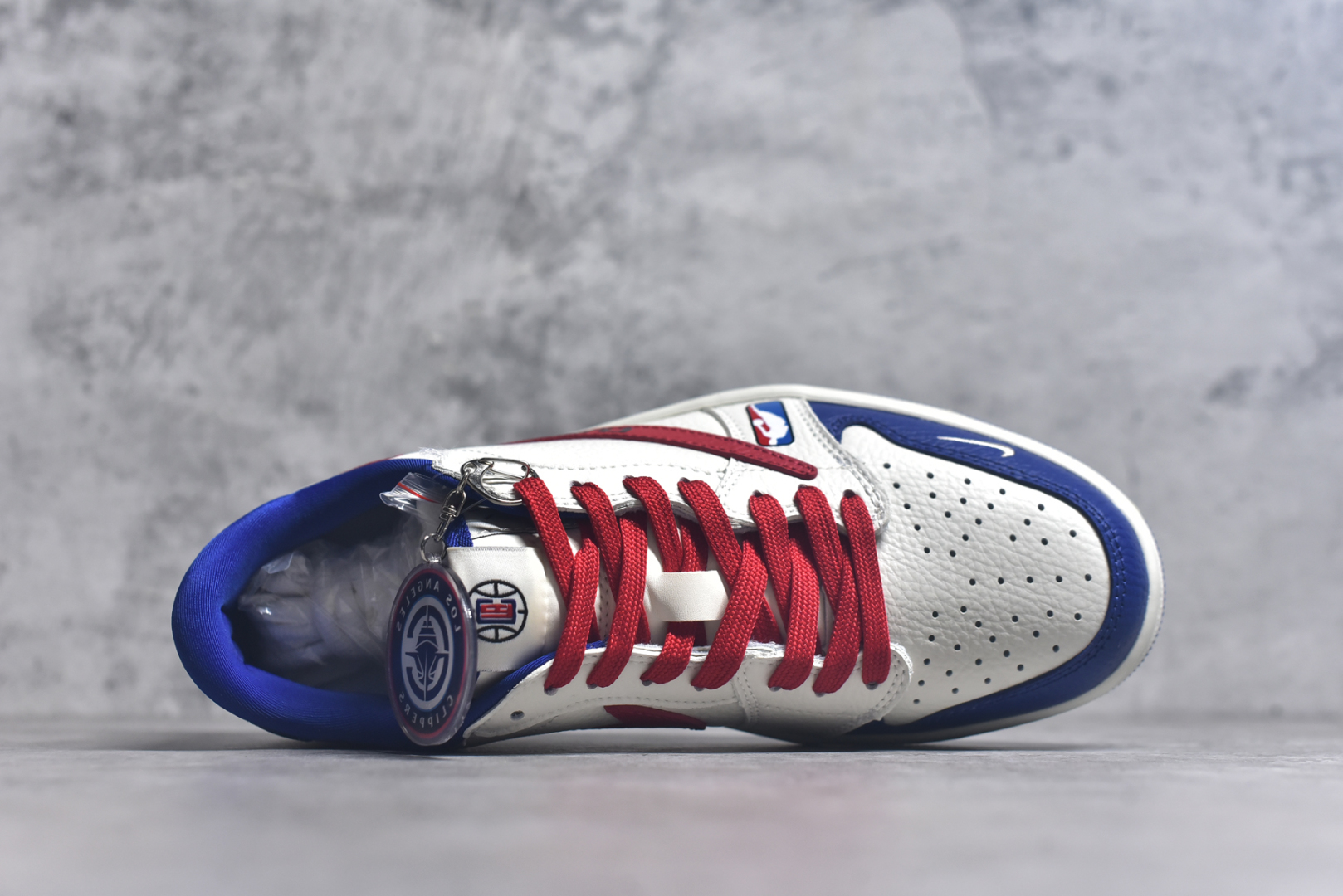 图片[4]-#Travis Scott x Fragment Design x Air Jordan 1 Low OG SP AJ1 洛杉矶快船联名 低帮文化休闲板鞋 SC9207-026 #多方联名合作融合了Travis Scott 独特的音乐风格，藤原浩个性的设计风格以及Jordan品牌的经典元素 使其成为一双具有独特身份和价值的鞋子 清新而立体的外观加上联名标识更突出了其独特身份 这种配色方案显示出活力和时尚感 在视觉上引人注目 鞋身的质感和细腻的细节处理使其显得高端而格调十足 这款“倒钩”联名是设计与创意完美结合 融合多方的个性风格是一款备受瞩目的潮流鞋款 尺码：36 36.5 37.5 38 38.5 39 40 40.5 41 42 42.5 43 44 44.5 45 9.E5-选品中心