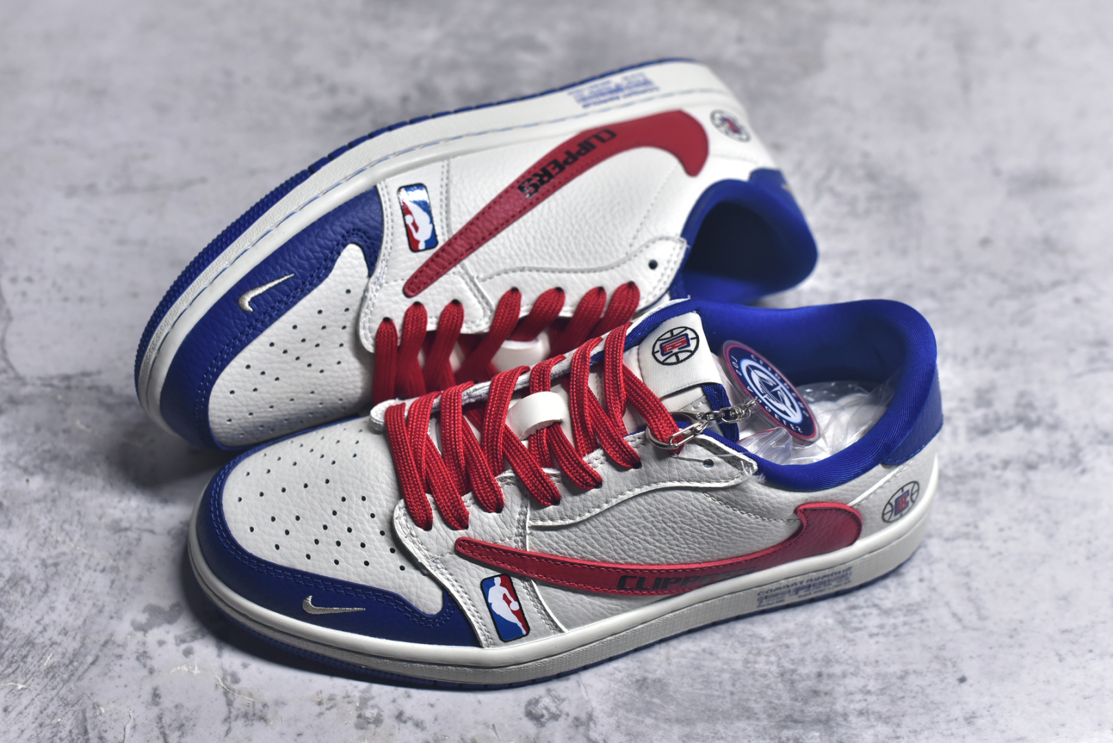 图片[7]-#Travis Scott x Fragment Design x Air Jordan 1 Low OG SP AJ1 洛杉矶快船联名 低帮文化休闲板鞋 SC9207-026 #多方联名合作融合了Travis Scott 独特的音乐风格，藤原浩个性的设计风格以及Jordan品牌的经典元素 使其成为一双具有独特身份和价值的鞋子 清新而立体的外观加上联名标识更突出了其独特身份 这种配色方案显示出活力和时尚感 在视觉上引人注目 鞋身的质感和细腻的细节处理使其显得高端而格调十足 这款“倒钩”联名是设计与创意完美结合 融合多方的个性风格是一款备受瞩目的潮流鞋款 尺码：36 36.5 37.5 38 38.5 39 40 40.5 41 42 42.5 43 44 44.5 45 9.E5-选品中心