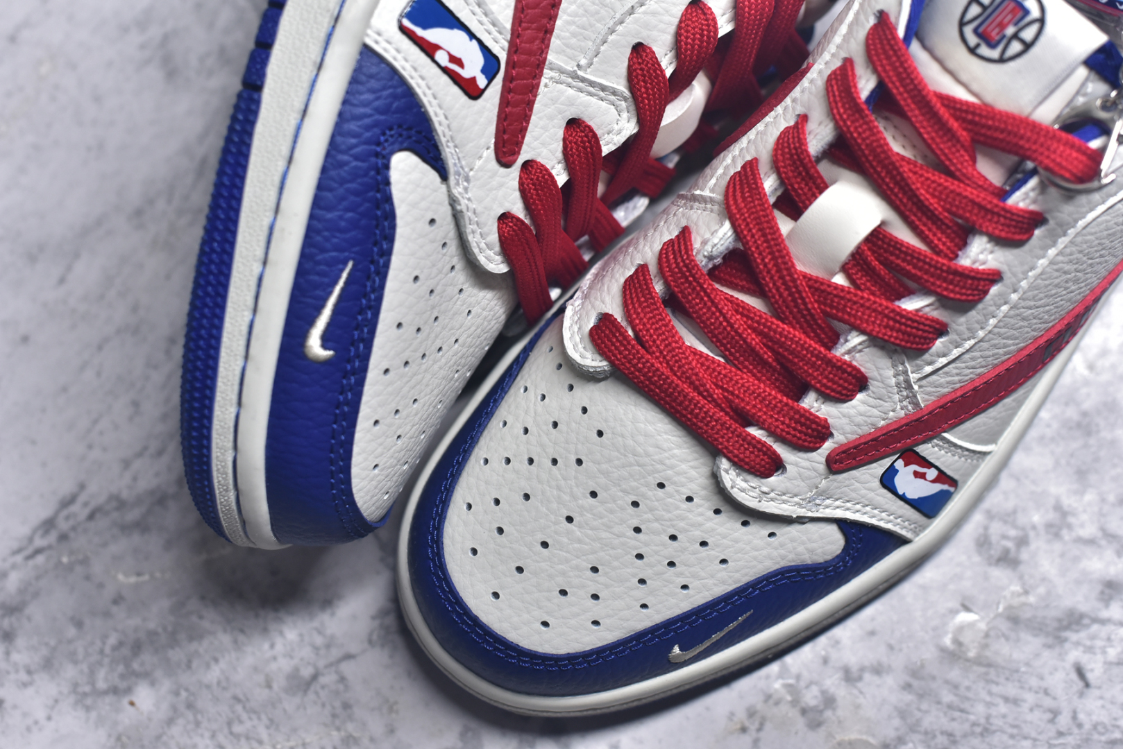 图片[8]-#Travis Scott x Fragment Design x Air Jordan 1 Low OG SP AJ1 洛杉矶快船联名 低帮文化休闲板鞋 SC9207-026 #多方联名合作融合了Travis Scott 独特的音乐风格，藤原浩个性的设计风格以及Jordan品牌的经典元素 使其成为一双具有独特身份和价值的鞋子 清新而立体的外观加上联名标识更突出了其独特身份 这种配色方案显示出活力和时尚感 在视觉上引人注目 鞋身的质感和细腻的细节处理使其显得高端而格调十足 这款“倒钩”联名是设计与创意完美结合 融合多方的个性风格是一款备受瞩目的潮流鞋款 尺码：36 36.5 37.5 38 38.5 39 40 40.5 41 42 42.5 43 44 44.5 45 9.E5-选品中心