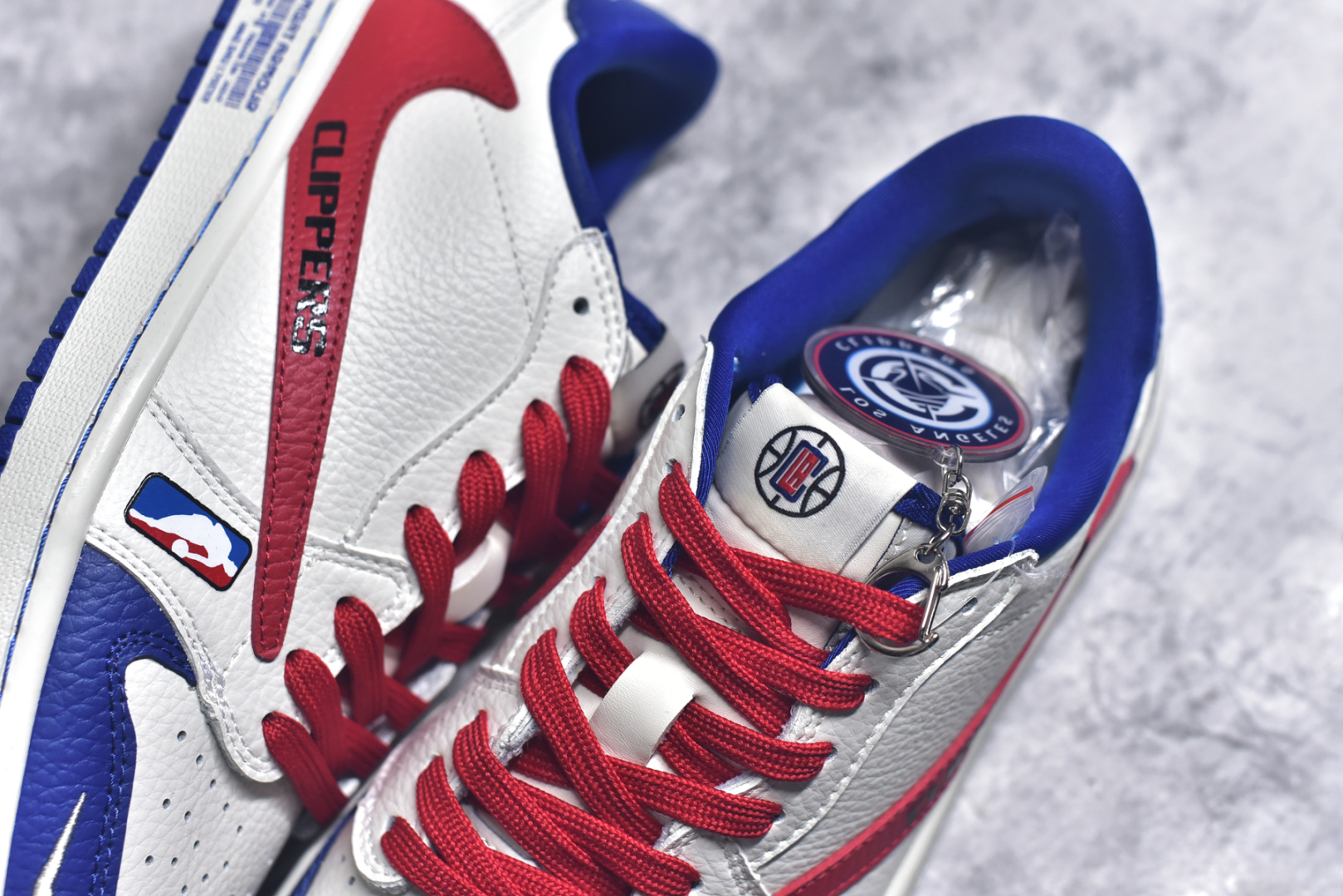 图片[9]-#Travis Scott x Fragment Design x Air Jordan 1 Low OG SP AJ1 洛杉矶快船联名 低帮文化休闲板鞋 SC9207-026 #多方联名合作融合了Travis Scott 独特的音乐风格，藤原浩个性的设计风格以及Jordan品牌的经典元素 使其成为一双具有独特身份和价值的鞋子 清新而立体的外观加上联名标识更突出了其独特身份 这种配色方案显示出活力和时尚感 在视觉上引人注目 鞋身的质感和细腻的细节处理使其显得高端而格调十足 这款“倒钩”联名是设计与创意完美结合 融合多方的个性风格是一款备受瞩目的潮流鞋款 尺码：36 36.5 37.5 38 38.5 39 40 40.5 41 42 42.5 43 44 44.5 45 9.E5-选品中心