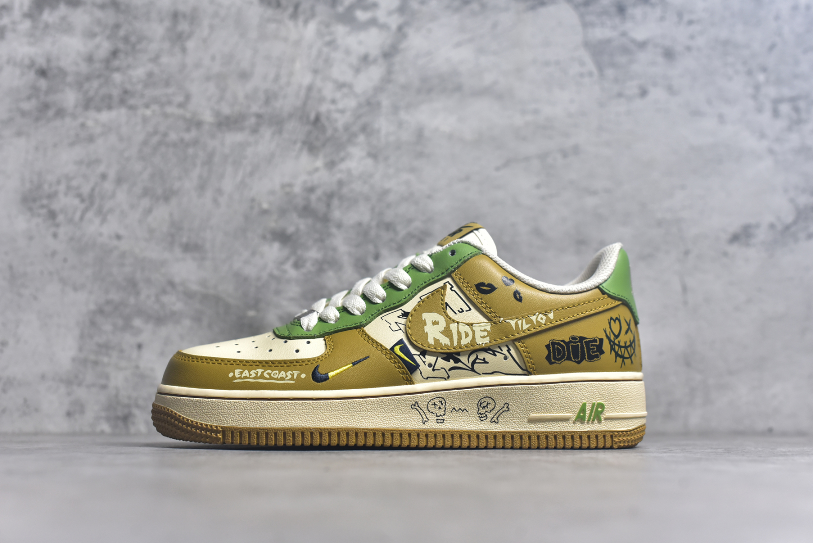 #Nike Air Force 1\’07 Low \”Chivalry\” 骑士精神 空军一号低帮休闲板鞋 XL2321-666 #骑士精神，是中世纪欧洲闪耀的道德与文化之光，它承载着那个时代的荣耀与理想，深深影响着后世的价值观。在冷兵器时代，骑士们不仅是战场上的英勇战士，更是正义与荣耀的化身。他们从小接受严苛训练，练就精湛骑术与高强武艺，更将一系列高尚品德融入灵魂 尺码：36 36.5 37.5 38 38.5 39 40 40.5 41 42 42.5 43 44 44.5 45 9.D4-选品中心