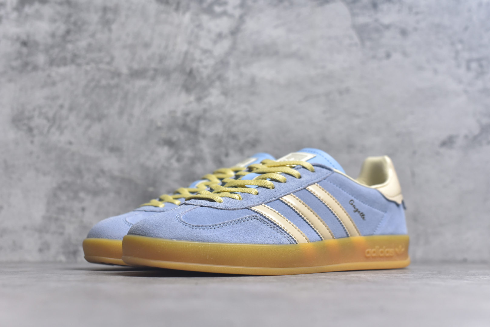 图片[2]-#AD Original Gazelle Indoor Trainers 瞪羚室内鞋系列低帮复古百搭休闲运动德训风板鞋 JR8029 高端零售特供批次 原厂定制长毛翻毛皮组合环保纤维革鞋面材质 内置环保海玻璃鞋垫 外置RB橡胶大底 产品品控稳定性领先行业 原厂全套原楦原纸板冲刀磨具开发 原厂皮料加持 原厂港宝加持定型后跟R度完美 将复古进行到底 简约流畅 三十年不变经典 这款Gazelle运动鞋 无论面料、配色、质感或设计 都只在重现其1991年原款的经典 皮革鞋面 撞色三条纹和鞋跟标的设计 力求呈现90年代的经典复古风潮 Samba火热的同时 也带动了其它的复古鞋型 Gazelle便是其中一只 Gazelle Indoor拥有包边更宽的T字型鞋头 更好的保护运动员的前掌 浓浓的复古氛围感 非常适合现在流行的Cleanfit风格 尺码：36 36.5 37.5 38 38.5 39 40 40.5 41 42 42.5 43 44 44.5 45-选品中心