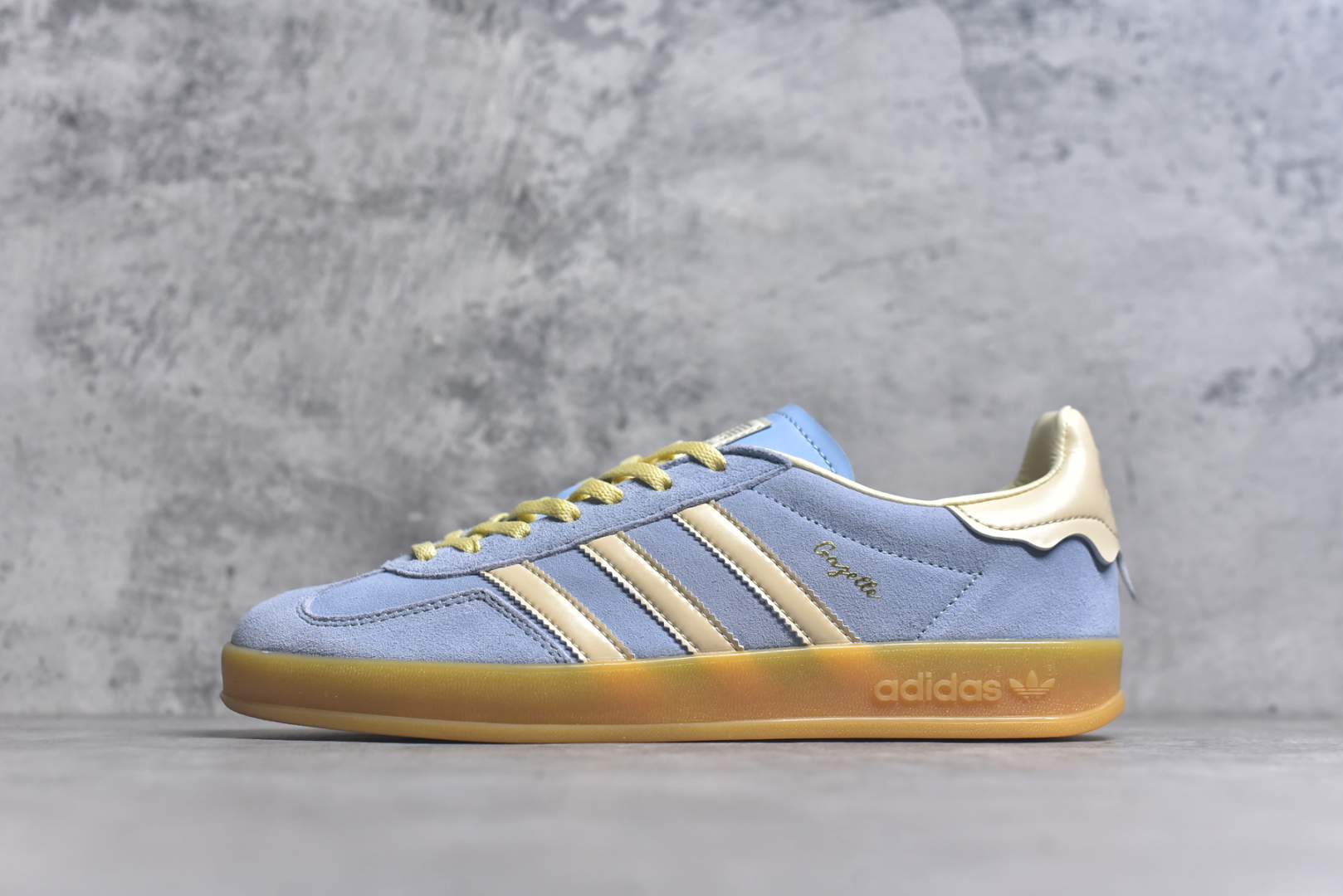 #AD Original Gazelle Indoor Trainers 瞪羚室内鞋系列低帮复古百搭休闲运动德训风板鞋 JR8029 高端零售特供批次 原厂定制长毛翻毛皮组合环保纤维革鞋面材质 内置环保海玻璃鞋垫 外置RB橡胶大底 产品品控稳定性领先行业 原厂全套原楦原纸板冲刀磨具开发 原厂皮料加持 原厂港宝加持定型后跟R度完美 将复古进行到底 简约流畅 三十年不变经典 这款Gazelle运动鞋 无论面料、配色、质感或设计 都只在重现其1991年原款的经典 皮革鞋面 撞色三条纹和鞋跟标的设计 力求呈现90年代的经典复古风潮 Samba火热的同时 也带动了其它的复古鞋型 Gazelle便是其中一只 Gazelle Indoor拥有包边更宽的T字型鞋头 更好的保护运动员的前掌 浓浓的复古氛围感 非常适合现在流行的Cleanfit风格 尺码：36 36.5 37.5 38 38.5 39 40 40.5 41 42 42.5 43 44 44.5 45-选品中心