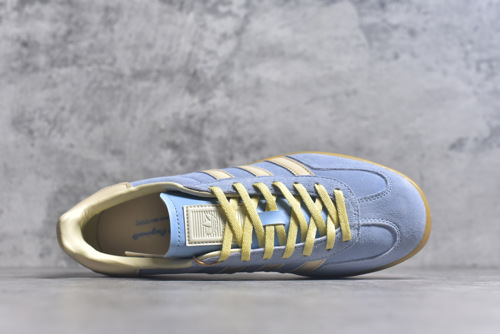 图片[4]-#AD Original Gazelle Indoor Trainers 瞪羚室内鞋系列低帮复古百搭休闲运动德训风板鞋 JR8029 高端零售特供批次 原厂定制长毛翻毛皮组合环保纤维革鞋面材质 内置环保海玻璃鞋垫 外置RB橡胶大底 产品品控稳定性领先行业 原厂全套原楦原纸板冲刀磨具开发 原厂皮料加持 原厂港宝加持定型后跟R度完美 将复古进行到底 简约流畅 三十年不变经典 这款Gazelle运动鞋 无论面料、配色、质感或设计 都只在重现其1991年原款的经典 皮革鞋面 撞色三条纹和鞋跟标的设计 力求呈现90年代的经典复古风潮 Samba火热的同时 也带动了其它的复古鞋型 Gazelle便是其中一只 Gazelle Indoor拥有包边更宽的T字型鞋头 更好的保护运动员的前掌 浓浓的复古氛围感 非常适合现在流行的Cleanfit风格 尺码：36 36.5 37.5 38 38.5 39 40 40.5 41 42 42.5 43 44 44.5 45-选品中心