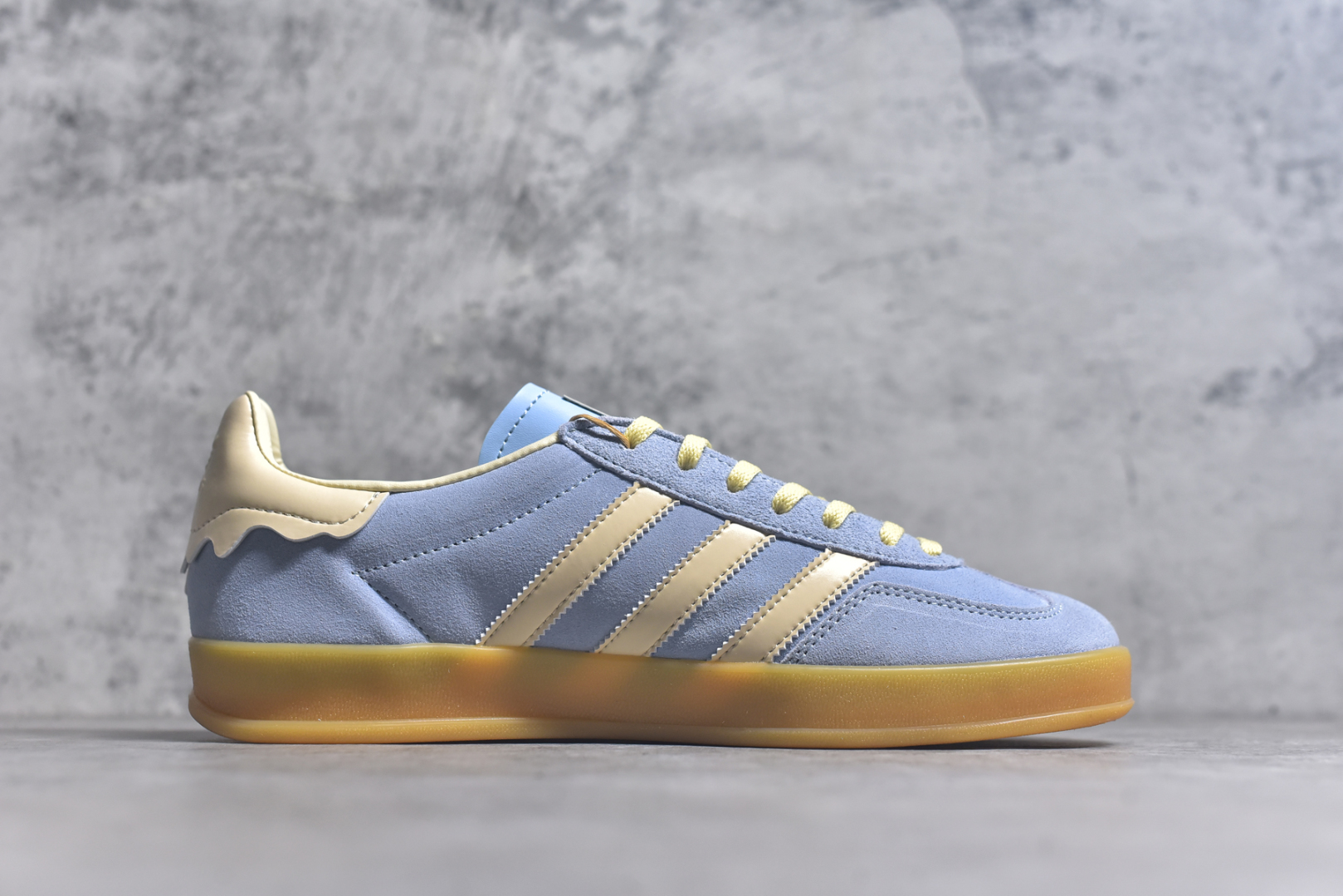 图片[3]-#AD Original Gazelle Indoor Trainers 瞪羚室内鞋系列低帮复古百搭休闲运动德训风板鞋 JR8029 高端零售特供批次 原厂定制长毛翻毛皮组合环保纤维革鞋面材质 内置环保海玻璃鞋垫 外置RB橡胶大底 产品品控稳定性领先行业 原厂全套原楦原纸板冲刀磨具开发 原厂皮料加持 原厂港宝加持定型后跟R度完美 将复古进行到底 简约流畅 三十年不变经典 这款Gazelle运动鞋 无论面料、配色、质感或设计 都只在重现其1991年原款的经典 皮革鞋面 撞色三条纹和鞋跟标的设计 力求呈现90年代的经典复古风潮 Samba火热的同时 也带动了其它的复古鞋型 Gazelle便是其中一只 Gazelle Indoor拥有包边更宽的T字型鞋头 更好的保护运动员的前掌 浓浓的复古氛围感 非常适合现在流行的Cleanfit风格 尺码：36 36.5 37.5 38 38.5 39 40 40.5 41 42 42.5 43 44 44.5 45-选品中心