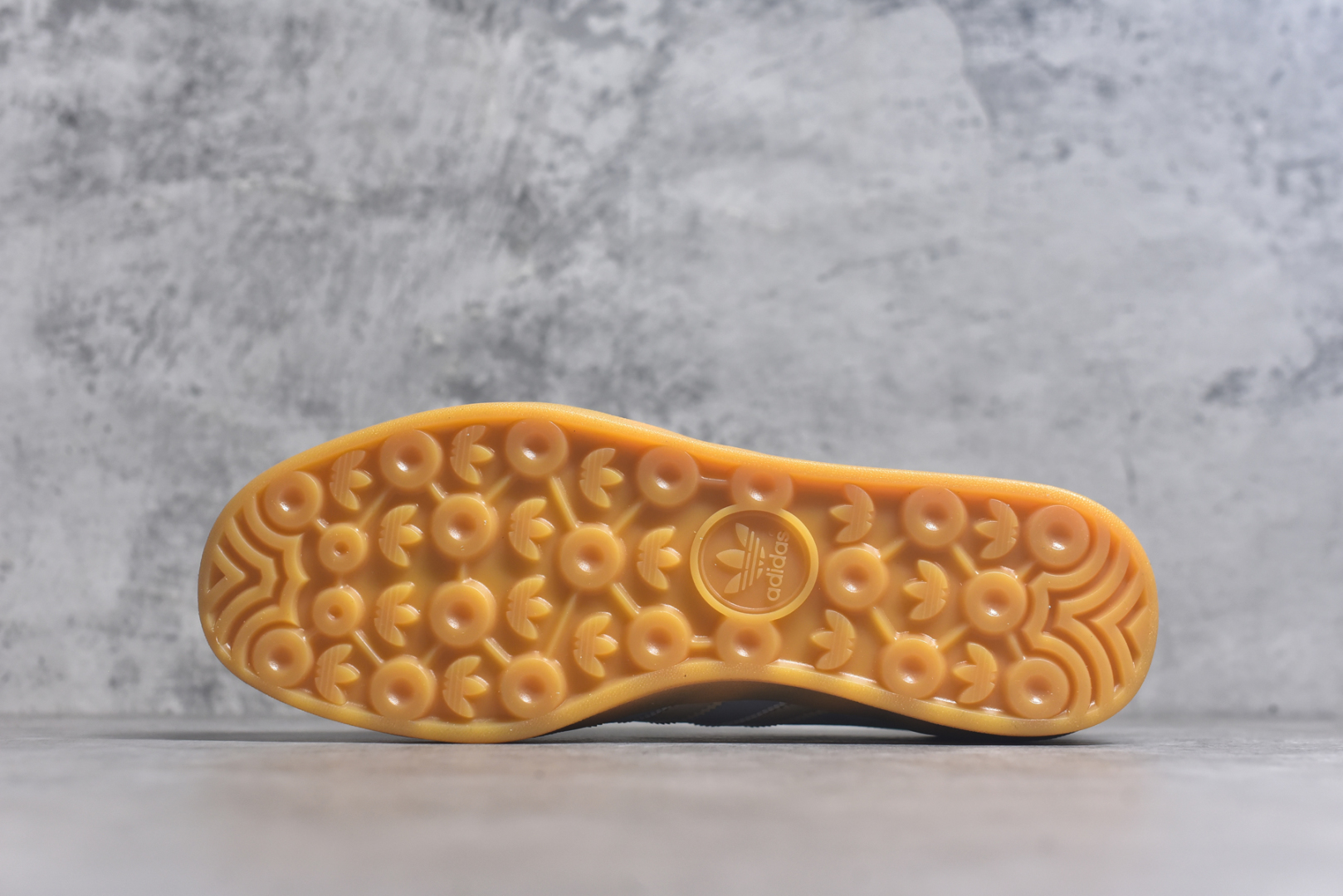 图片[6]-#AD Original Gazelle Indoor Trainers 瞪羚室内鞋系列低帮复古百搭休闲运动德训风板鞋 JR8029 高端零售特供批次 原厂定制长毛翻毛皮组合环保纤维革鞋面材质 内置环保海玻璃鞋垫 外置RB橡胶大底 产品品控稳定性领先行业 原厂全套原楦原纸板冲刀磨具开发 原厂皮料加持 原厂港宝加持定型后跟R度完美 将复古进行到底 简约流畅 三十年不变经典 这款Gazelle运动鞋 无论面料、配色、质感或设计 都只在重现其1991年原款的经典 皮革鞋面 撞色三条纹和鞋跟标的设计 力求呈现90年代的经典复古风潮 Samba火热的同时 也带动了其它的复古鞋型 Gazelle便是其中一只 Gazelle Indoor拥有包边更宽的T字型鞋头 更好的保护运动员的前掌 浓浓的复古氛围感 非常适合现在流行的Cleanfit风格 尺码：36 36.5 37.5 38 38.5 39 40 40.5 41 42 42.5 43 44 44.5 45-选品中心