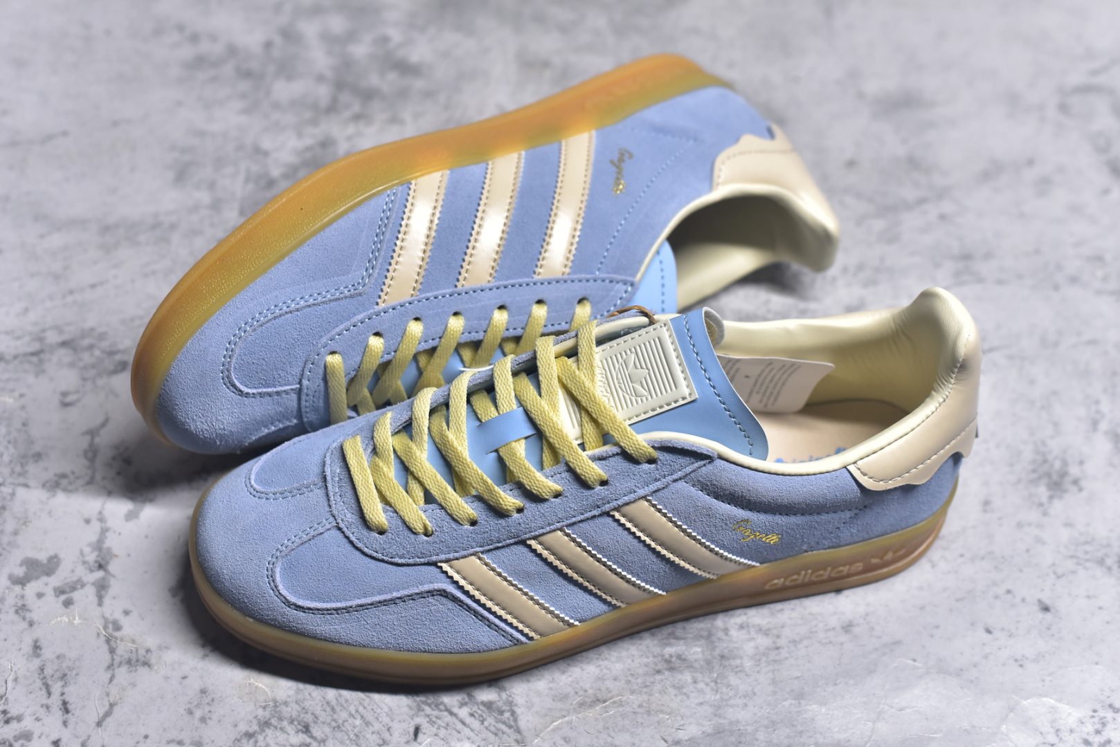 图片[7]-#AD Original Gazelle Indoor Trainers 瞪羚室内鞋系列低帮复古百搭休闲运动德训风板鞋 JR8029 高端零售特供批次 原厂定制长毛翻毛皮组合环保纤维革鞋面材质 内置环保海玻璃鞋垫 外置RB橡胶大底 产品品控稳定性领先行业 原厂全套原楦原纸板冲刀磨具开发 原厂皮料加持 原厂港宝加持定型后跟R度完美 将复古进行到底 简约流畅 三十年不变经典 这款Gazelle运动鞋 无论面料、配色、质感或设计 都只在重现其1991年原款的经典 皮革鞋面 撞色三条纹和鞋跟标的设计 力求呈现90年代的经典复古风潮 Samba火热的同时 也带动了其它的复古鞋型 Gazelle便是其中一只 Gazelle Indoor拥有包边更宽的T字型鞋头 更好的保护运动员的前掌 浓浓的复古氛围感 非常适合现在流行的Cleanfit风格 尺码：36 36.5 37.5 38 38.5 39 40 40.5 41 42 42.5 43 44 44.5 45-选品中心