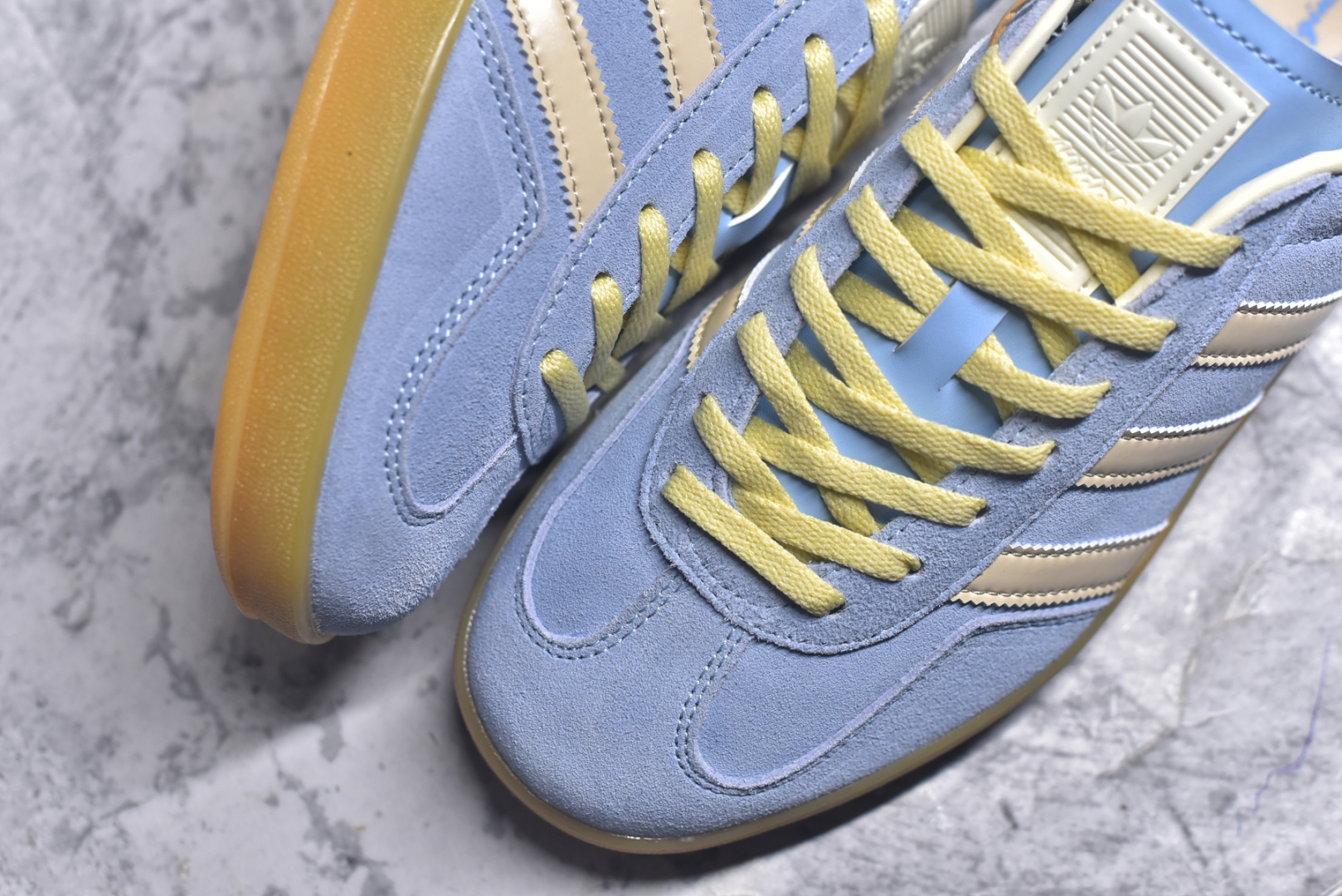 图片[8]-#AD Original Gazelle Indoor Trainers 瞪羚室内鞋系列低帮复古百搭休闲运动德训风板鞋 JR8029 高端零售特供批次 原厂定制长毛翻毛皮组合环保纤维革鞋面材质 内置环保海玻璃鞋垫 外置RB橡胶大底 产品品控稳定性领先行业 原厂全套原楦原纸板冲刀磨具开发 原厂皮料加持 原厂港宝加持定型后跟R度完美 将复古进行到底 简约流畅 三十年不变经典 这款Gazelle运动鞋 无论面料、配色、质感或设计 都只在重现其1991年原款的经典 皮革鞋面 撞色三条纹和鞋跟标的设计 力求呈现90年代的经典复古风潮 Samba火热的同时 也带动了其它的复古鞋型 Gazelle便是其中一只 Gazelle Indoor拥有包边更宽的T字型鞋头 更好的保护运动员的前掌 浓浓的复古氛围感 非常适合现在流行的Cleanfit风格 尺码：36 36.5 37.5 38 38.5 39 40 40.5 41 42 42.5 43 44 44.5 45-选品中心