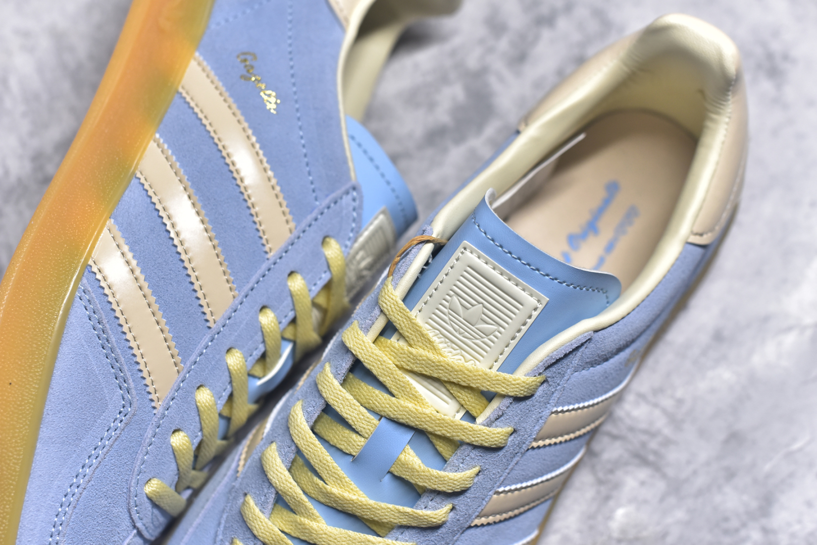 图片[9]-#AD Original Gazelle Indoor Trainers 瞪羚室内鞋系列低帮复古百搭休闲运动德训风板鞋 JR8029 高端零售特供批次 原厂定制长毛翻毛皮组合环保纤维革鞋面材质 内置环保海玻璃鞋垫 外置RB橡胶大底 产品品控稳定性领先行业 原厂全套原楦原纸板冲刀磨具开发 原厂皮料加持 原厂港宝加持定型后跟R度完美 将复古进行到底 简约流畅 三十年不变经典 这款Gazelle运动鞋 无论面料、配色、质感或设计 都只在重现其1991年原款的经典 皮革鞋面 撞色三条纹和鞋跟标的设计 力求呈现90年代的经典复古风潮 Samba火热的同时 也带动了其它的复古鞋型 Gazelle便是其中一只 Gazelle Indoor拥有包边更宽的T字型鞋头 更好的保护运动员的前掌 浓浓的复古氛围感 非常适合现在流行的Cleanfit风格 尺码：36 36.5 37.5 38 38.5 39 40 40.5 41 42 42.5 43 44 44.5 45-选品中心