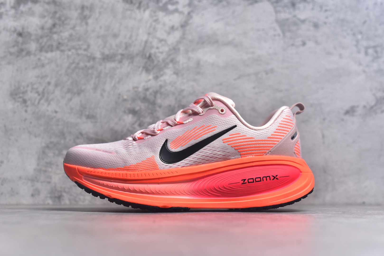 #NK Air Zoom Vomero 18 轻便舒适公路跑步鞋 HM6804 质感柔软 弹力充沛 助力一路畅跑 乐享不停 厚实泡绵缔造舒适的回弹效果 铸就出色跑步表现 该鞋款轻盈透气 带你步入舒适新境界 疾速刺激感和非凡舒适脚感交织 定能让跑者在迈步间找到渴望已久的跑步乐趣 自如掌控跑步节奏、配速和里程 足底缓震配置赋予双足柔软舒适感受 助你一路畅跑 缓震设计 在双足触地时有助提供舒适脚感 搭载性能出众的 ZoomX 和 Cushlon 泡绵 营造柔软舒适脚感 助你稳稳迈步 基于跑者反馈 简化中底设计 带来出色舒适感 尺码：36 36.5 37.5 38 38.5 39 40 40.5 41 42 42.5 43 44 44.5 45-选品中心