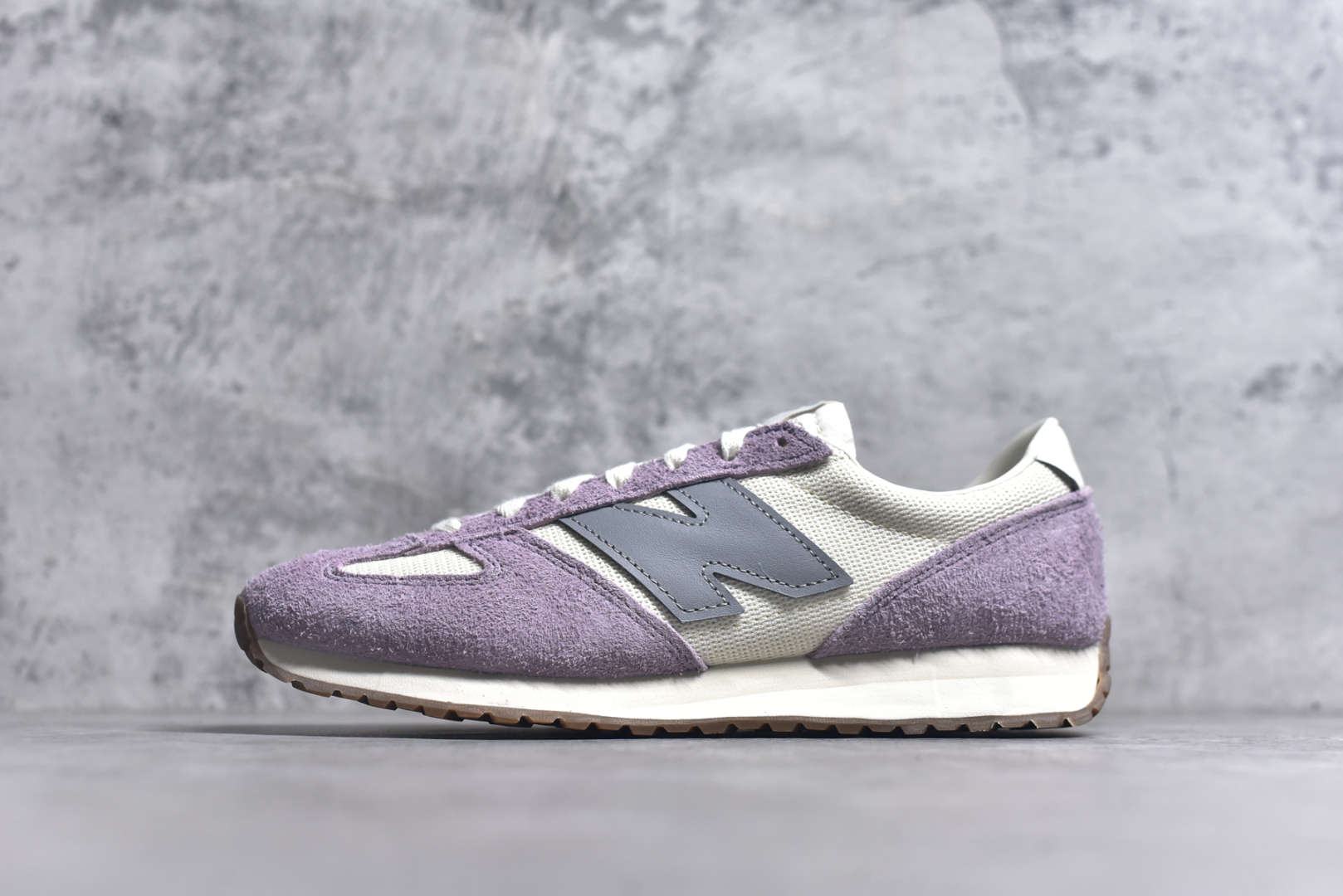 #New Balance NB471 充正品质 经典复古时髦 休闲跑步鞋 完美平衡了复古腔调与现代舒适 这双承载着时空对话的跑鞋 正在用毫米级的细节革新 书写复古运动鞋的新纪元 当别人在追逐5cm气垫时 New Balance用471系列证明 真正的潮流 从来不是盲目堆砌 而是让每个时代的美好都能被重新看见 货号： U471AL 米紫 尺码：36 37 37.5 38 38.5 39.5 40 40.5 41.5 42 42.5 43 44 44.5 45-选品中心