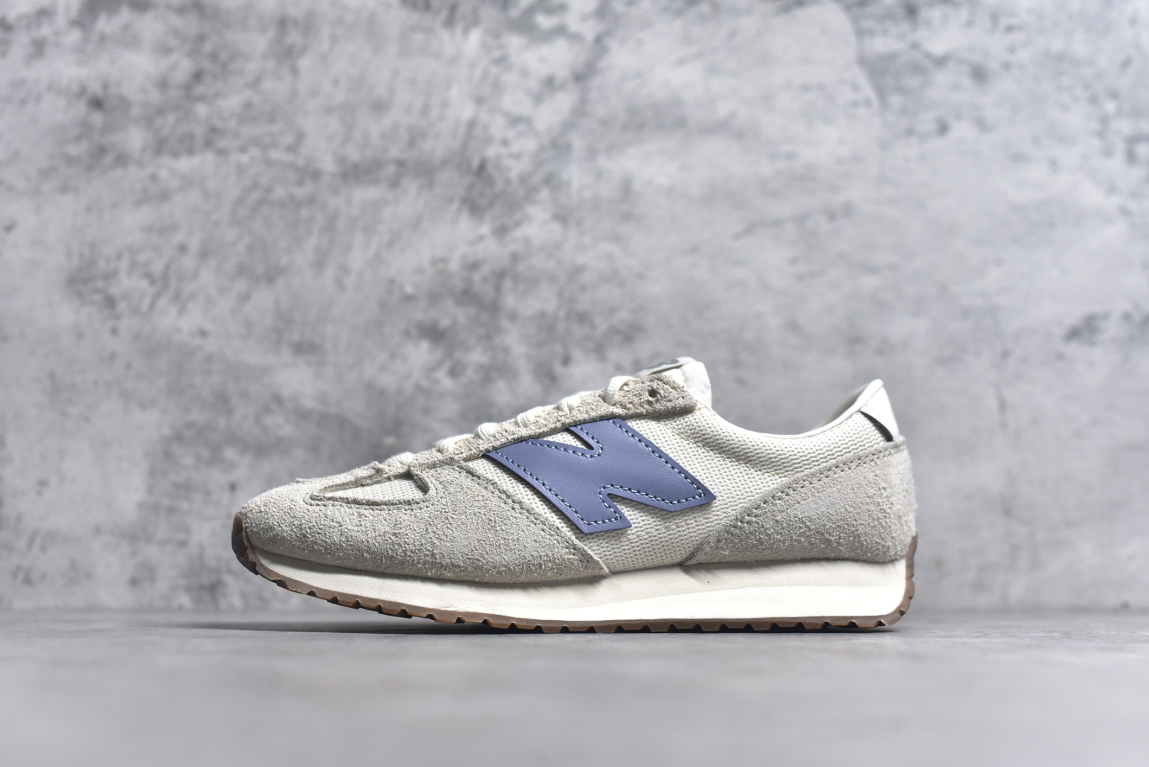#New Balance 471系列 复古轻便平衡生活休闲鞋 上架实拍以复古跑鞋设计为灵感，融合现代舒适科技，重塑街头与日常穿搭的潮流风格。延续NB标志性的流畅鞋型，麂皮与网面拼接材质，透气性与质感兼备。轻量EVA中底，缓震回弹，橡胶外底，耐磨舒适。 货号：U471AA 尺码：36 37 37.5 38 38.5 39 40 40.5 41.5 42 42.5 43 44 44.5 45-选品中心