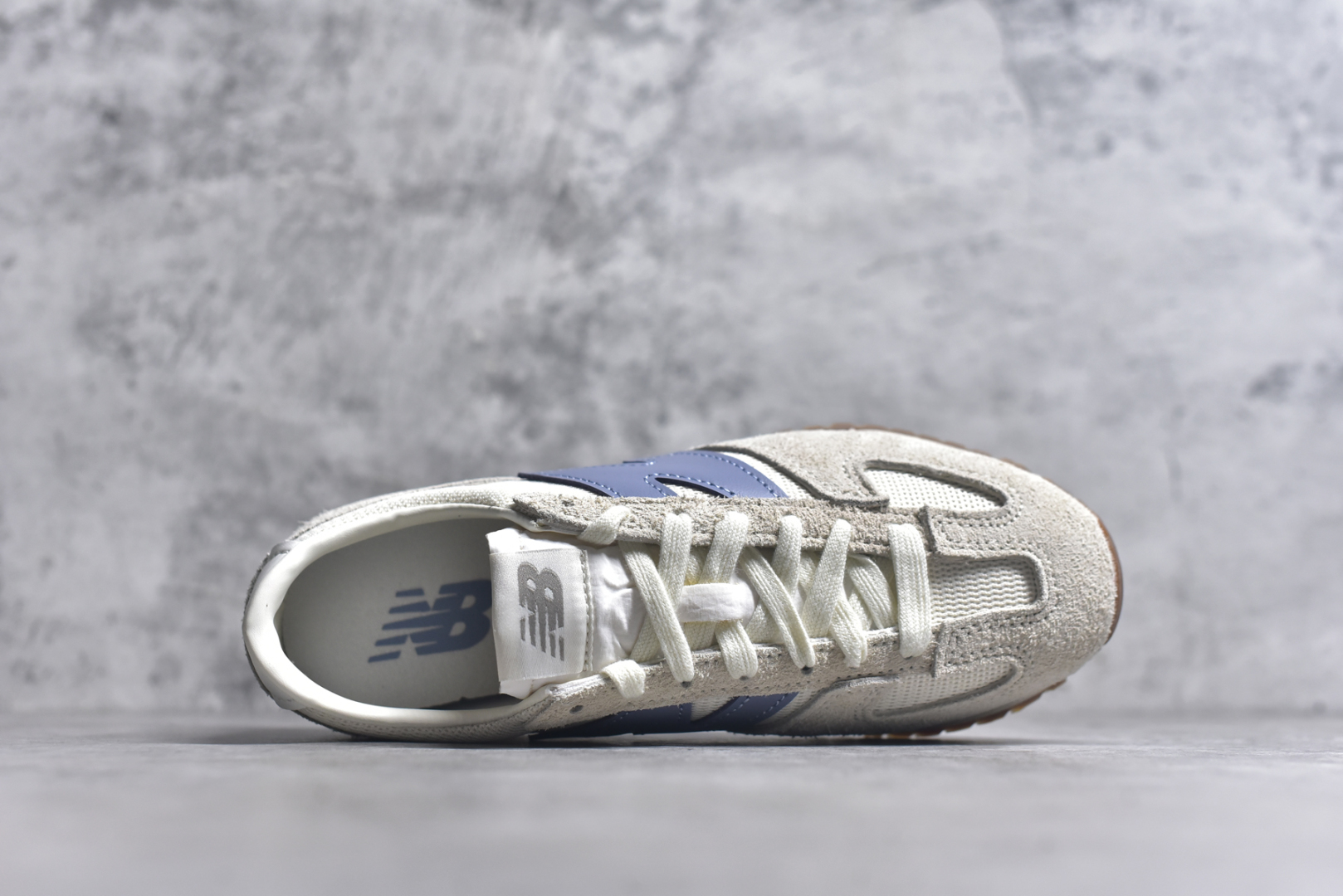 图片[4]-#New Balance 471系列 复古轻便平衡生活休闲鞋 上架实拍以复古跑鞋设计为灵感，融合现代舒适科技，重塑街头与日常穿搭的潮流风格。延续NB标志性的流畅鞋型，麂皮与网面拼接材质，透气性与质感兼备。轻量EVA中底，缓震回弹，橡胶外底，耐磨舒适。 货号：U471AA 尺码：36 37 37.5 38 38.5 39 40 40.5 41.5 42 42.5 43 44 44.5 45-选品中心