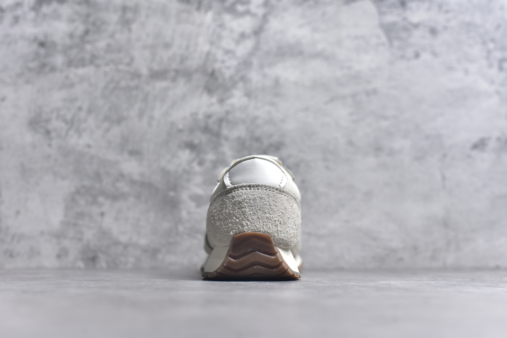 图片[5]-#New Balance 471系列 复古轻便平衡生活休闲鞋 上架实拍以复古跑鞋设计为灵感，融合现代舒适科技，重塑街头与日常穿搭的潮流风格。延续NB标志性的流畅鞋型，麂皮与网面拼接材质，透气性与质感兼备。轻量EVA中底，缓震回弹，橡胶外底，耐磨舒适。 货号：U471AA 尺码：36 37 37.5 38 38.5 39 40 40.5 41.5 42 42.5 43 44 44.5 45-选品中心