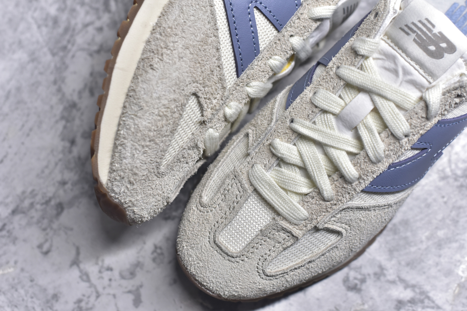 图片[8]-#New Balance 471系列 复古轻便平衡生活休闲鞋 上架实拍以复古跑鞋设计为灵感，融合现代舒适科技，重塑街头与日常穿搭的潮流风格。延续NB标志性的流畅鞋型，麂皮与网面拼接材质，透气性与质感兼备。轻量EVA中底，缓震回弹，橡胶外底，耐磨舒适。 货号：U471AA 尺码：36 37 37.5 38 38.5 39 40 40.5 41.5 42 42.5 43 44 44.5 45-选品中心