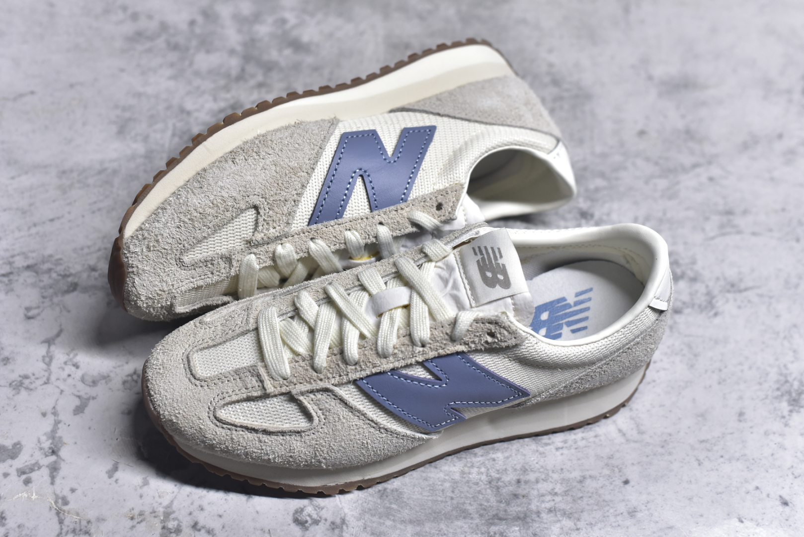 图片[7]-#New Balance 471系列 复古轻便平衡生活休闲鞋 上架实拍以复古跑鞋设计为灵感，融合现代舒适科技，重塑街头与日常穿搭的潮流风格。延续NB标志性的流畅鞋型，麂皮与网面拼接材质，透气性与质感兼备。轻量EVA中底，缓震回弹，橡胶外底，耐磨舒适。 货号：U471AA 尺码：36 37 37.5 38 38.5 39 40 40.5 41.5 42 42.5 43 44 44.5 45-选品中心