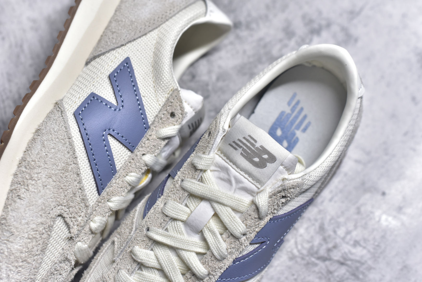图片[9]-#New Balance 471系列 复古轻便平衡生活休闲鞋 上架实拍以复古跑鞋设计为灵感，融合现代舒适科技，重塑街头与日常穿搭的潮流风格。延续NB标志性的流畅鞋型，麂皮与网面拼接材质，透气性与质感兼备。轻量EVA中底，缓震回弹，橡胶外底，耐磨舒适。 货号：U471AA 尺码：36 37 37.5 38 38.5 39 40 40.5 41.5 42 42.5 43 44 44.5 45-选品中心
