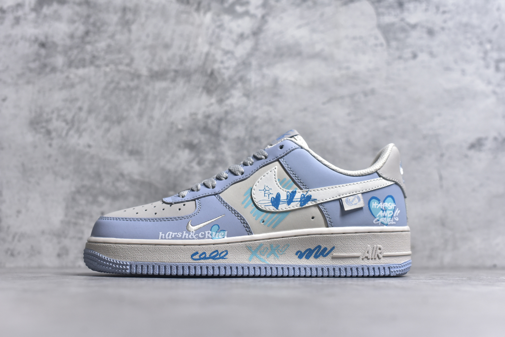 #Nike Air Force 1\’07 Low \”Blue Star Love\” 520系列限定 蓝星爱情 空军一号低帮休闲板鞋 DB3301-991 #蓝星爱情，是甜蜜与苦涩交织的梦。它展现了爱情最初的美好，如春日暖阳般温暖人心；也揭示了爱情中的背叛与伤痛，似寒冬的风雪令人心碎。它让我们看到，爱情需要忠诚与坚守，一旦信任破碎，曾经的美好也会如泡沫般消散 尺码：36 36.5 37.5 38 38.5 39 40 40.5 41 42 42.5 43 44 44.5 45 9.D4-选品中心