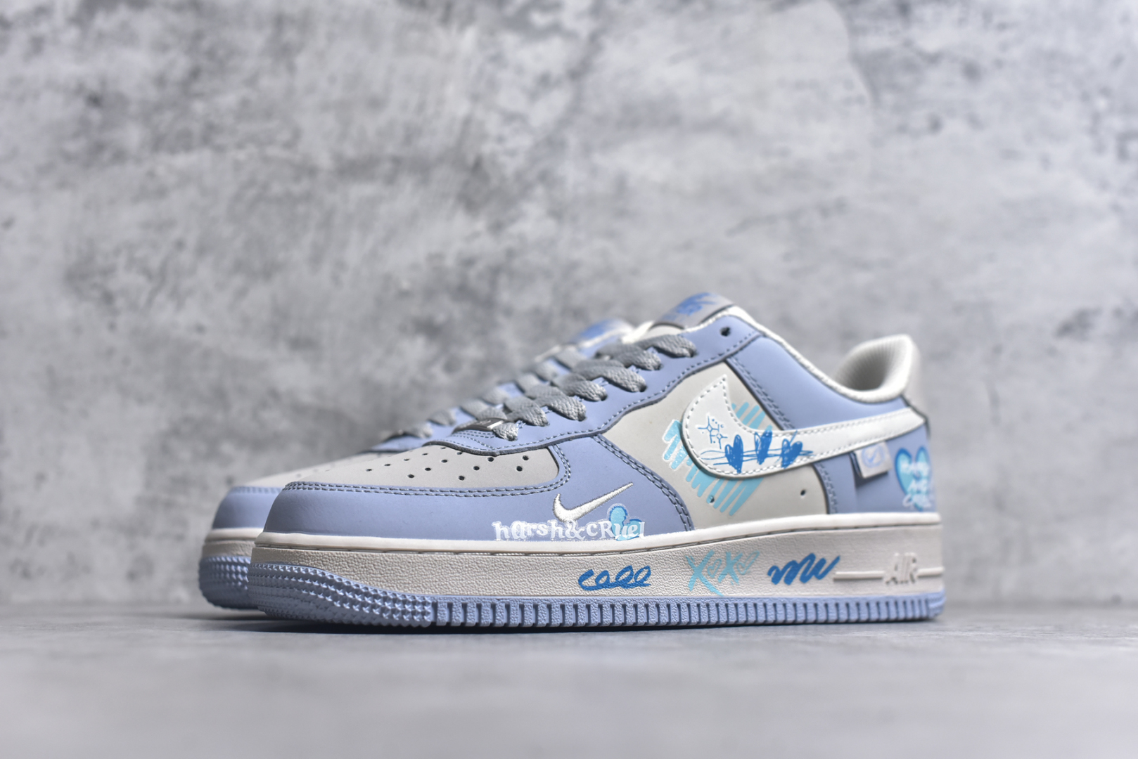 图片[2]-#Nike Air Force 1\’07 Low \”Blue Star Love\” 520系列限定 蓝星爱情 空军一号低帮休闲板鞋 DB3301-991 #蓝星爱情，是甜蜜与苦涩交织的梦。它展现了爱情最初的美好，如春日暖阳般温暖人心；也揭示了爱情中的背叛与伤痛，似寒冬的风雪令人心碎。它让我们看到，爱情需要忠诚与坚守，一旦信任破碎，曾经的美好也会如泡沫般消散 尺码：36 36.5 37.5 38 38.5 39 40 40.5 41 42 42.5 43 44 44.5 45 9.D4-选品中心