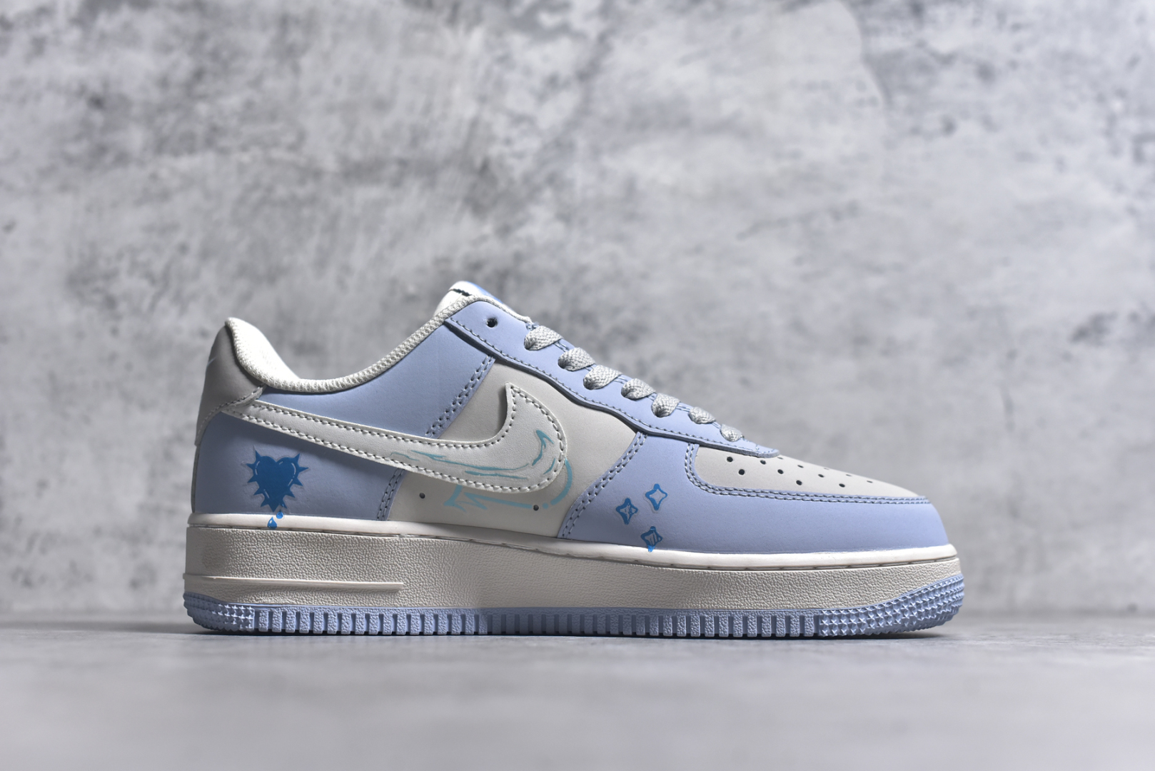 图片[3]-#Nike Air Force 1\’07 Low \”Blue Star Love\” 520系列限定 蓝星爱情 空军一号低帮休闲板鞋 DB3301-991 #蓝星爱情，是甜蜜与苦涩交织的梦。它展现了爱情最初的美好，如春日暖阳般温暖人心；也揭示了爱情中的背叛与伤痛，似寒冬的风雪令人心碎。它让我们看到，爱情需要忠诚与坚守，一旦信任破碎，曾经的美好也会如泡沫般消散 尺码：36 36.5 37.5 38 38.5 39 40 40.5 41 42 42.5 43 44 44.5 45 9.D4-选品中心