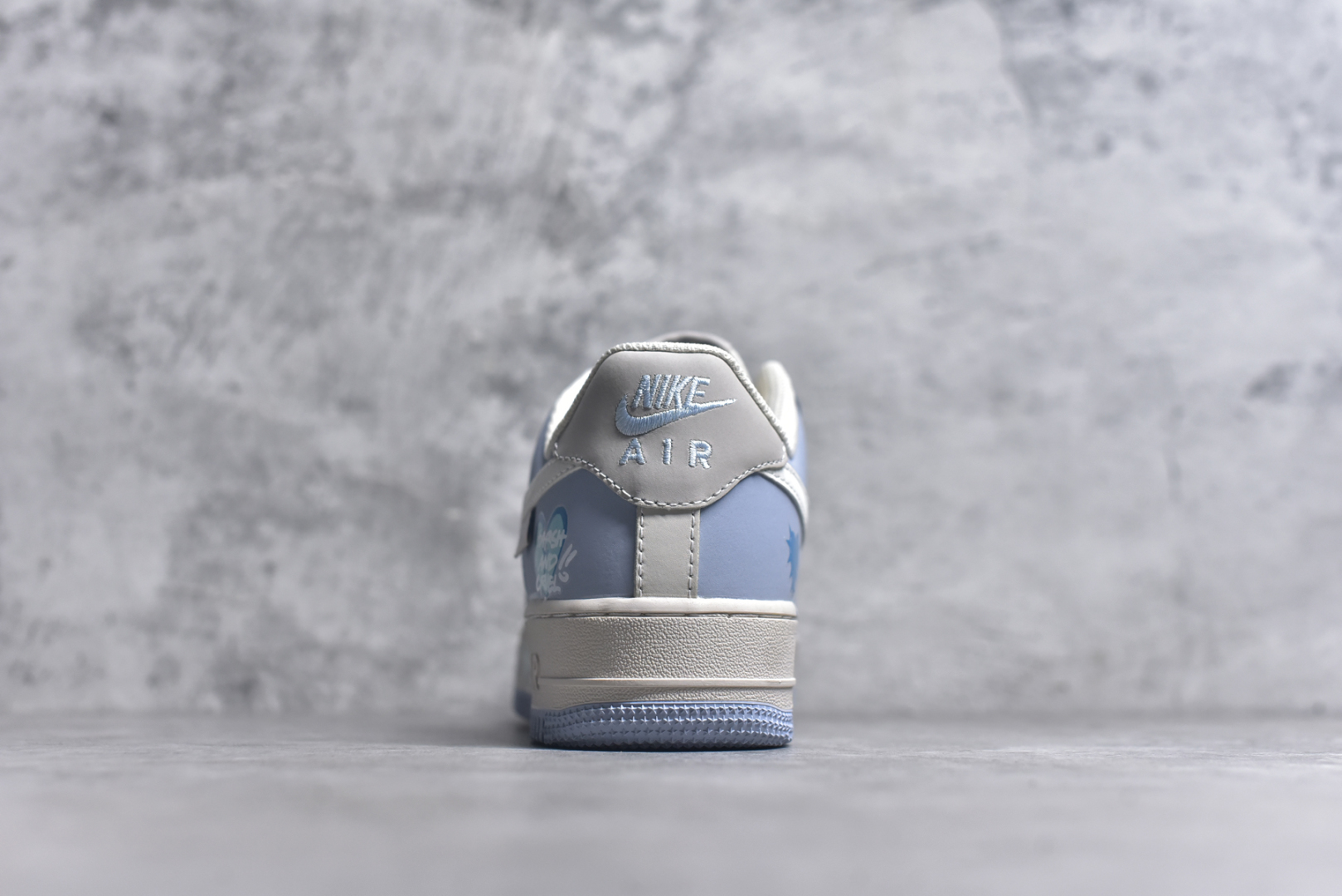 图片[5]-#Nike Air Force 1\’07 Low \”Blue Star Love\” 520系列限定 蓝星爱情 空军一号低帮休闲板鞋 DB3301-991 #蓝星爱情，是甜蜜与苦涩交织的梦。它展现了爱情最初的美好，如春日暖阳般温暖人心；也揭示了爱情中的背叛与伤痛，似寒冬的风雪令人心碎。它让我们看到，爱情需要忠诚与坚守，一旦信任破碎，曾经的美好也会如泡沫般消散 尺码：36 36.5 37.5 38 38.5 39 40 40.5 41 42 42.5 43 44 44.5 45 9.D4-选品中心