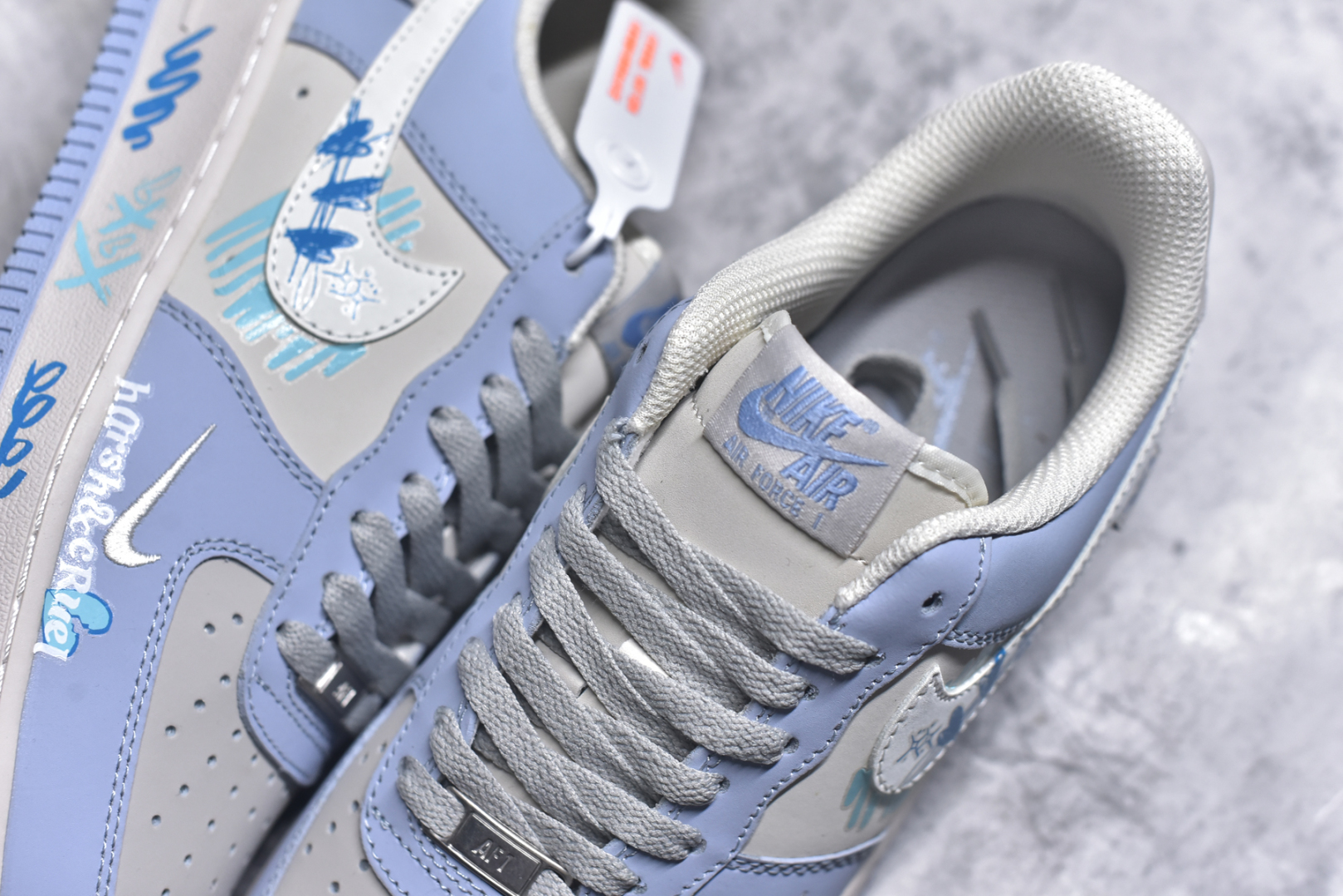 图片[9]-#Nike Air Force 1\’07 Low \”Blue Star Love\” 520系列限定 蓝星爱情 空军一号低帮休闲板鞋 DB3301-991 #蓝星爱情，是甜蜜与苦涩交织的梦。它展现了爱情最初的美好，如春日暖阳般温暖人心；也揭示了爱情中的背叛与伤痛，似寒冬的风雪令人心碎。它让我们看到，爱情需要忠诚与坚守，一旦信任破碎，曾经的美好也会如泡沫般消散 尺码：36 36.5 37.5 38 38.5 39 40 40.5 41 42 42.5 43 44 44.5 45 9.D4-选品中心