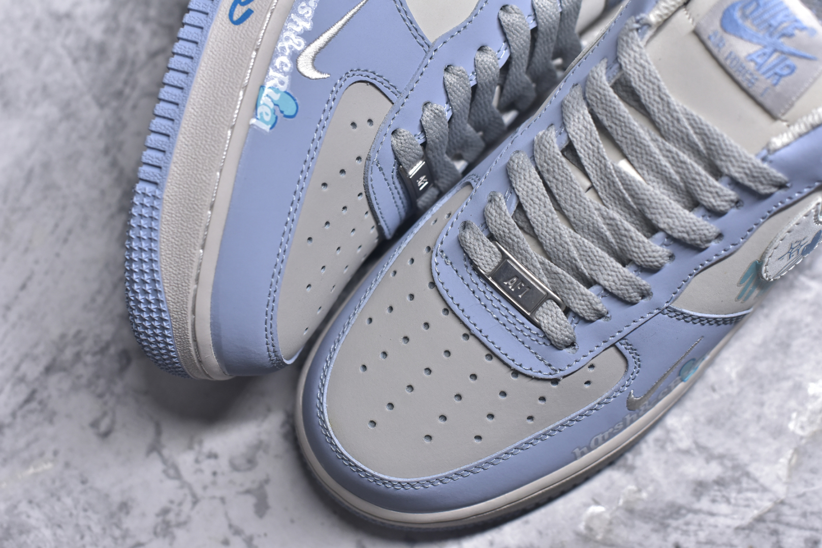 图片[8]-#Nike Air Force 1\’07 Low \”Blue Star Love\” 520系列限定 蓝星爱情 空军一号低帮休闲板鞋 DB3301-991 #蓝星爱情，是甜蜜与苦涩交织的梦。它展现了爱情最初的美好，如春日暖阳般温暖人心；也揭示了爱情中的背叛与伤痛，似寒冬的风雪令人心碎。它让我们看到，爱情需要忠诚与坚守，一旦信任破碎，曾经的美好也会如泡沫般消散 尺码：36 36.5 37.5 38 38.5 39 40 40.5 41 42 42.5 43 44 44.5 45 9.D4-选品中心