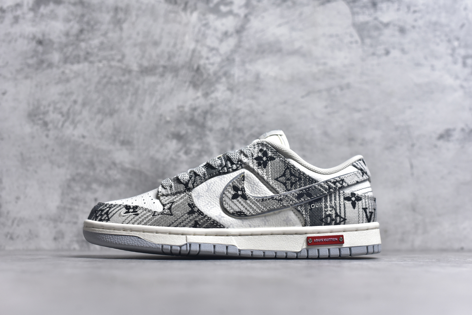 #Nike SB Dunk Low LV联名 灰牛仔 周年高端定制 低帮休闲板鞋 SC9772-807 #定制鞋盒 大厂纯原品质出货 超高清洁度 皮料切割干净无任何毛边 细节完美 尺码：36 36.5 37.5 38 38.5 39 40 40.5 41 42 42.5 43 44 44.5 45 9.E5-选品中心