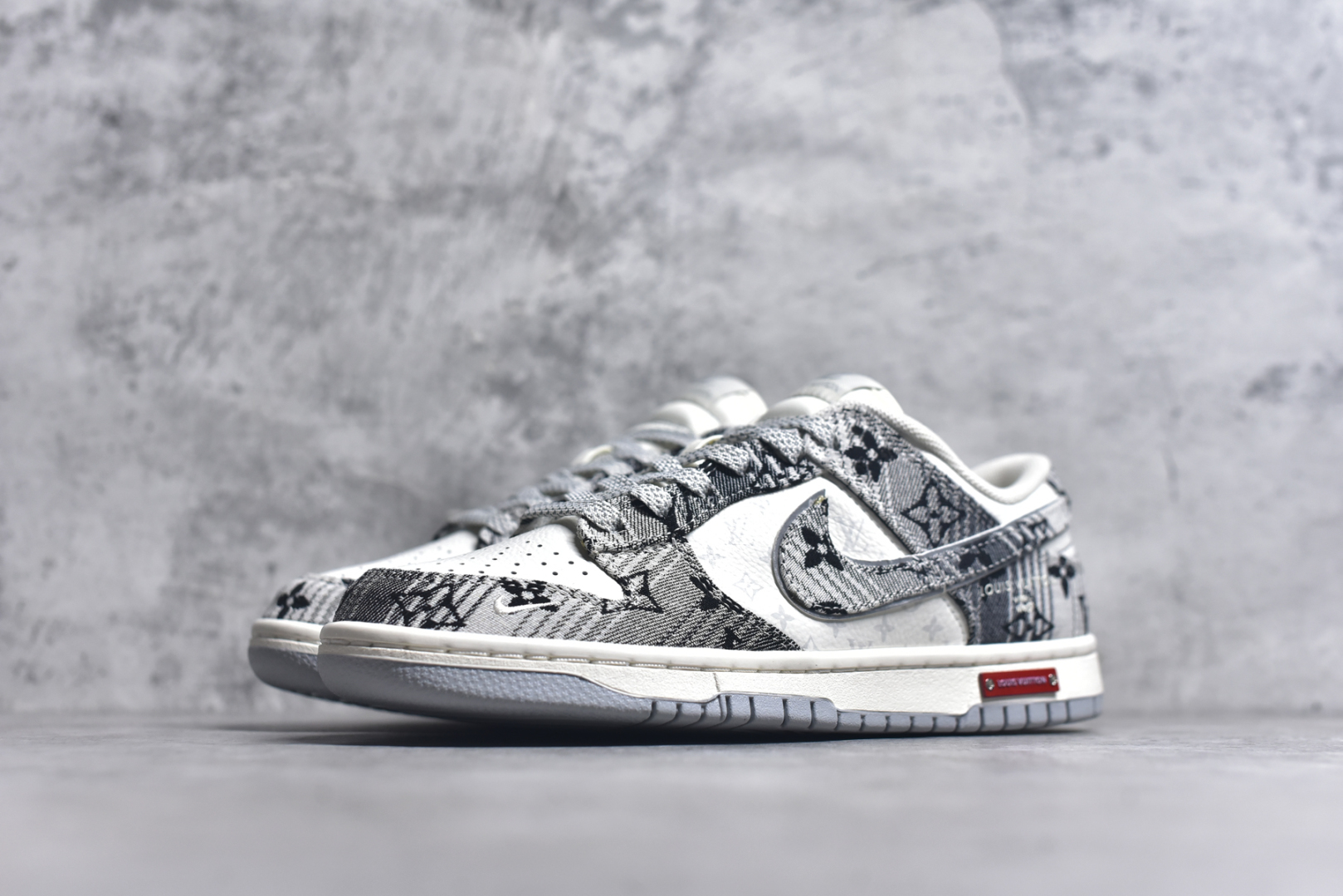 图片[2]-#Nike SB Dunk Low LV联名 灰牛仔 周年高端定制 低帮休闲板鞋 SC9772-807 #定制鞋盒 大厂纯原品质出货 超高清洁度 皮料切割干净无任何毛边 细节完美 尺码：36 36.5 37.5 38 38.5 39 40 40.5 41 42 42.5 43 44 44.5 45 9.E5-选品中心