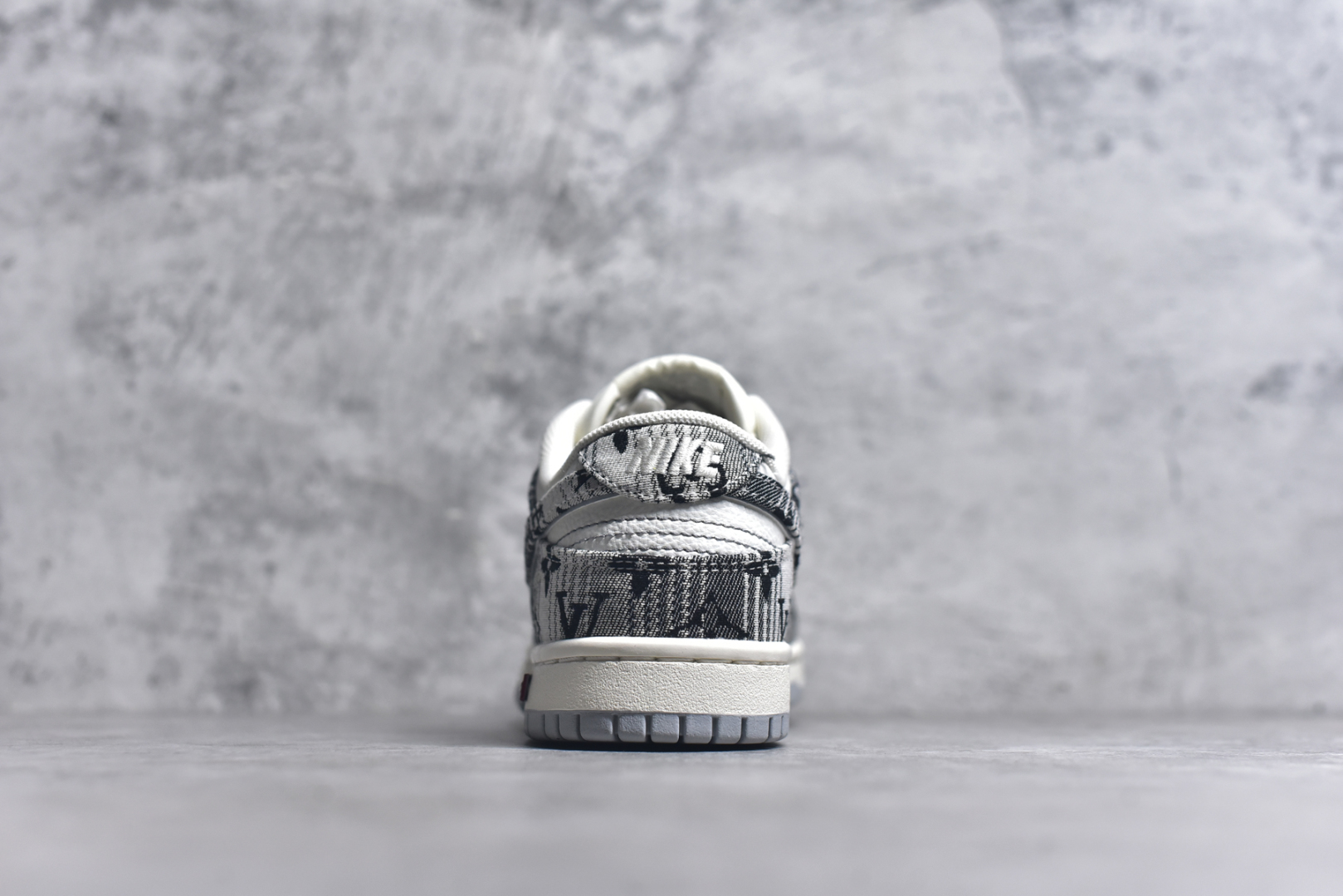 图片[5]-#Nike SB Dunk Low LV联名 灰牛仔 周年高端定制 低帮休闲板鞋 SC9772-807 #定制鞋盒 大厂纯原品质出货 超高清洁度 皮料切割干净无任何毛边 细节完美 尺码：36 36.5 37.5 38 38.5 39 40 40.5 41 42 42.5 43 44 44.5 45 9.E5-选品中心