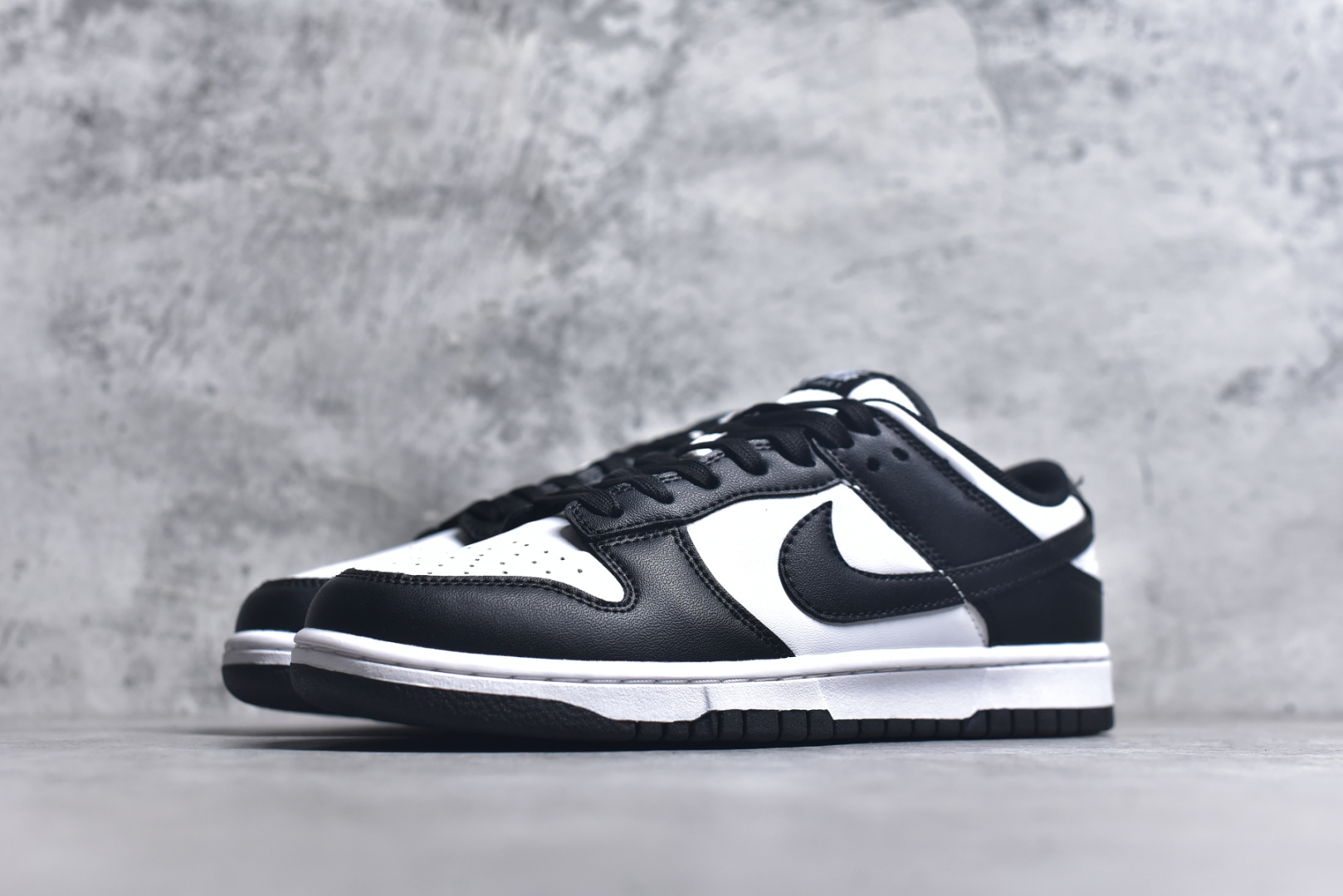 图片[2]-#NK Dunk Low Retro 黑白熊猫长期补货 稳定到货 工厂个位数利润 淡季生产只为维持工厂运转 完美版型品相超高清洁度 全套原纸板楦头开发 确保原汁原味 完美呈现DUNK版型 一比一鞋头弧度高度鞋身弧度 此版本只针对中端市场 皮料材质有所更替 其他数据细节工艺流程均保持一致 绝不口嗨 细节品控鞋型随意对比 独家私模官方第六代原厂航空铝磨具打磨大底 鞋头坡度极致还原 无解鞋型 原盒原配 圈内天花板工艺 原厂玻璃冲刀 超高清洁度 全鞋零毛边皮料切割 中底布拉帮走线遵循公司 尺码： 36 36.5 37.5 38 38.5 39 40 40.5 41 42 42.5 43 44 44.5 45 46-选品中心