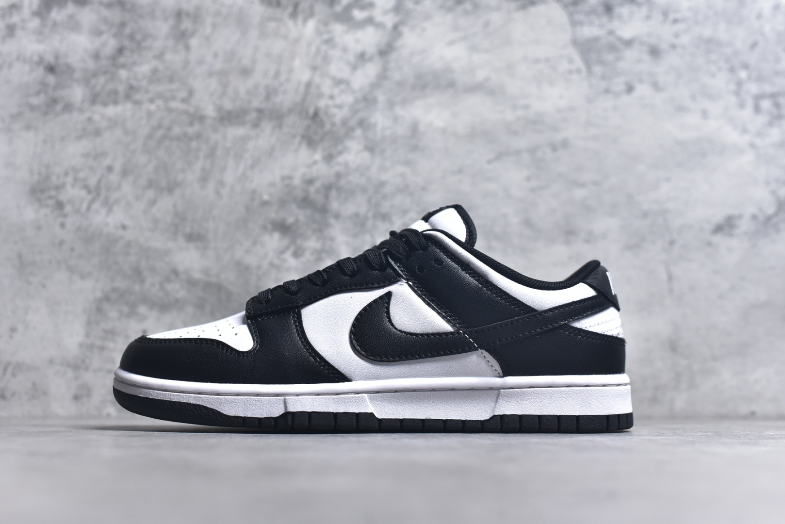 #NK Dunk Low Retro 黑白熊猫长期补货 稳定到货 工厂个位数利润 淡季生产只为维持工厂运转 完美版型品相超高清洁度 全套原纸板楦头开发 确保原汁原味 完美呈现DUNK版型 一比一鞋头弧度高度鞋身弧度 此版本只针对中端市场 皮料材质有所更替 其他数据细节工艺流程均保持一致 绝不口嗨 细节品控鞋型随意对比 独家私模官方第六代原厂航空铝磨具打磨大底 鞋头坡度极致还原 无解鞋型 原盒原配 圈内天花板工艺 原厂玻璃冲刀 超高清洁度 全鞋零毛边皮料切割 中底布拉帮走线遵循公司 尺码： 36 36.5 37.5 38 38.5 39 40 40.5 41 42 42.5 43 44 44.5 45 46-选品中心