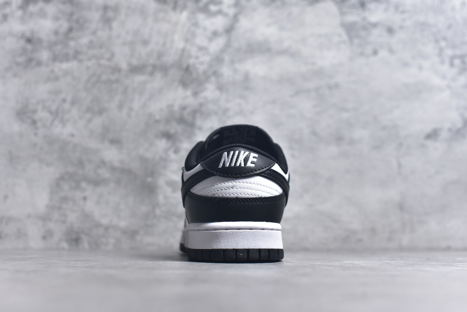 图片[5]-#NK Dunk Low Retro 黑白熊猫长期补货 稳定到货 工厂个位数利润 淡季生产只为维持工厂运转 完美版型品相超高清洁度 全套原纸板楦头开发 确保原汁原味 完美呈现DUNK版型 一比一鞋头弧度高度鞋身弧度 此版本只针对中端市场 皮料材质有所更替 其他数据细节工艺流程均保持一致 绝不口嗨 细节品控鞋型随意对比 独家私模官方第六代原厂航空铝磨具打磨大底 鞋头坡度极致还原 无解鞋型 原盒原配 圈内天花板工艺 原厂玻璃冲刀 超高清洁度 全鞋零毛边皮料切割 中底布拉帮走线遵循公司 尺码： 36 36.5 37.5 38 38.5 39 40 40.5 41 42 42.5 43 44 44.5 45 46-选品中心
