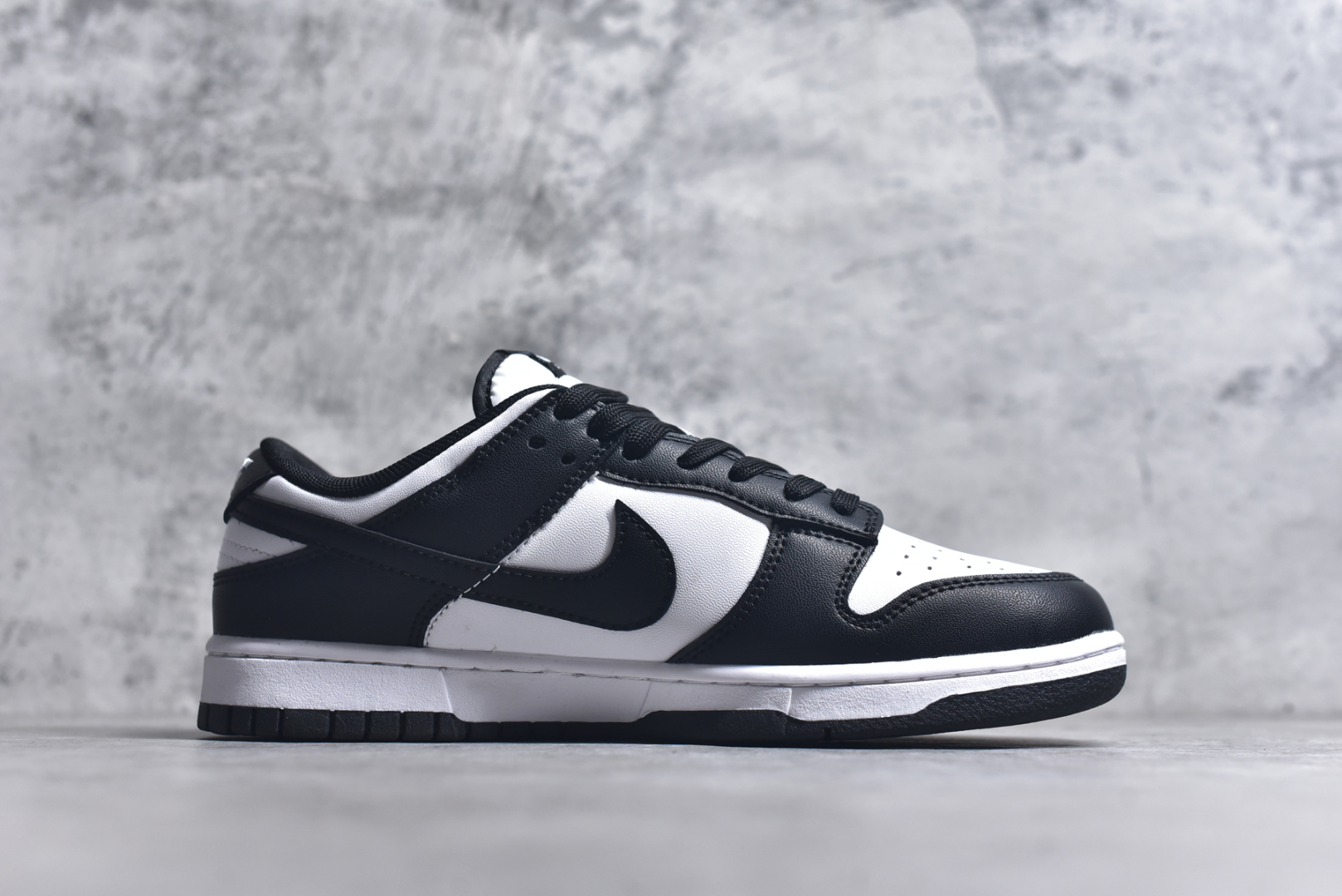 图片[3]-#NK Dunk Low Retro 黑白熊猫长期补货 稳定到货 工厂个位数利润 淡季生产只为维持工厂运转 完美版型品相超高清洁度 全套原纸板楦头开发 确保原汁原味 完美呈现DUNK版型 一比一鞋头弧度高度鞋身弧度 此版本只针对中端市场 皮料材质有所更替 其他数据细节工艺流程均保持一致 绝不口嗨 细节品控鞋型随意对比 独家私模官方第六代原厂航空铝磨具打磨大底 鞋头坡度极致还原 无解鞋型 原盒原配 圈内天花板工艺 原厂玻璃冲刀 超高清洁度 全鞋零毛边皮料切割 中底布拉帮走线遵循公司 尺码： 36 36.5 37.5 38 38.5 39 40 40.5 41 42 42.5 43 44 44.5 45 46-选品中心
