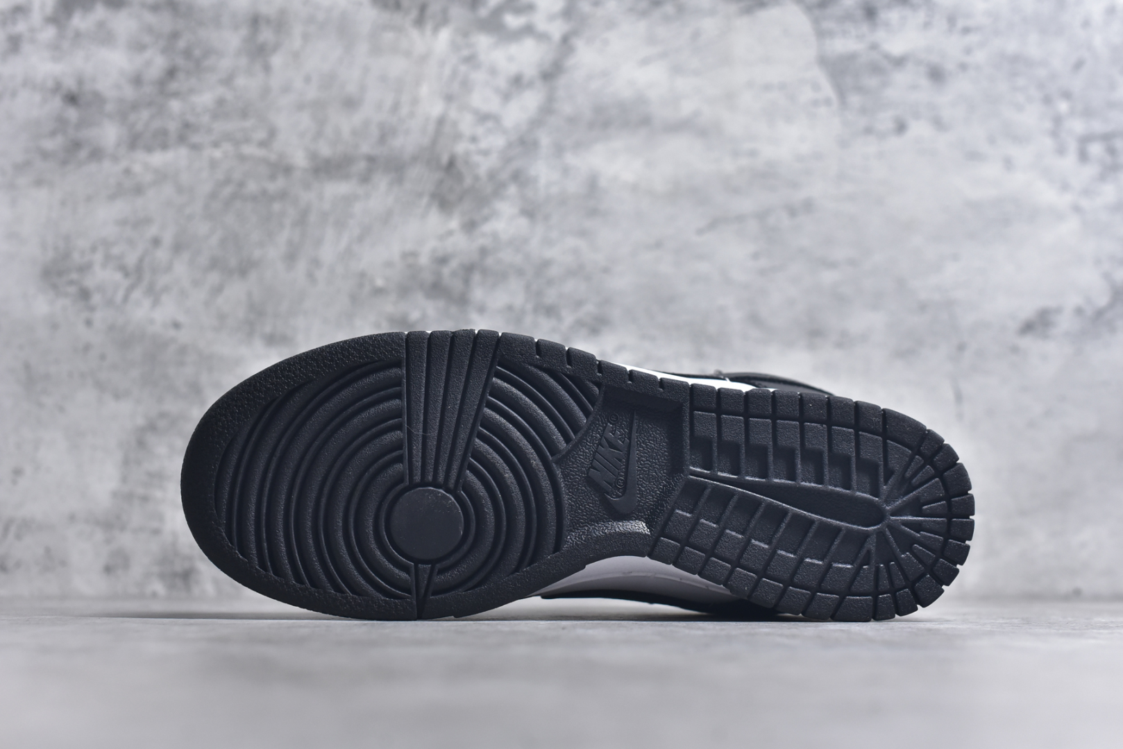 图片[6]-#NK Dunk Low Retro 黑白熊猫长期补货 稳定到货 工厂个位数利润 淡季生产只为维持工厂运转 完美版型品相超高清洁度 全套原纸板楦头开发 确保原汁原味 完美呈现DUNK版型 一比一鞋头弧度高度鞋身弧度 此版本只针对中端市场 皮料材质有所更替 其他数据细节工艺流程均保持一致 绝不口嗨 细节品控鞋型随意对比 独家私模官方第六代原厂航空铝磨具打磨大底 鞋头坡度极致还原 无解鞋型 原盒原配 圈内天花板工艺 原厂玻璃冲刀 超高清洁度 全鞋零毛边皮料切割 中底布拉帮走线遵循公司 尺码： 36 36.5 37.5 38 38.5 39 40 40.5 41 42 42.5 43 44 44.5 45 46-选品中心