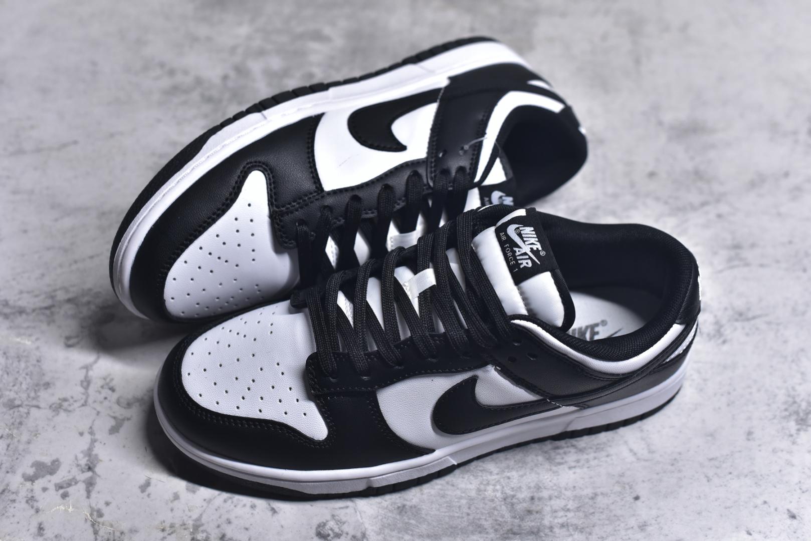 图片[7]-#NK Dunk Low Retro 黑白熊猫长期补货 稳定到货 工厂个位数利润 淡季生产只为维持工厂运转 完美版型品相超高清洁度 全套原纸板楦头开发 确保原汁原味 完美呈现DUNK版型 一比一鞋头弧度高度鞋身弧度 此版本只针对中端市场 皮料材质有所更替 其他数据细节工艺流程均保持一致 绝不口嗨 细节品控鞋型随意对比 独家私模官方第六代原厂航空铝磨具打磨大底 鞋头坡度极致还原 无解鞋型 原盒原配 圈内天花板工艺 原厂玻璃冲刀 超高清洁度 全鞋零毛边皮料切割 中底布拉帮走线遵循公司 尺码： 36 36.5 37.5 38 38.5 39 40 40.5 41 42 42.5 43 44 44.5 45 46-选品中心