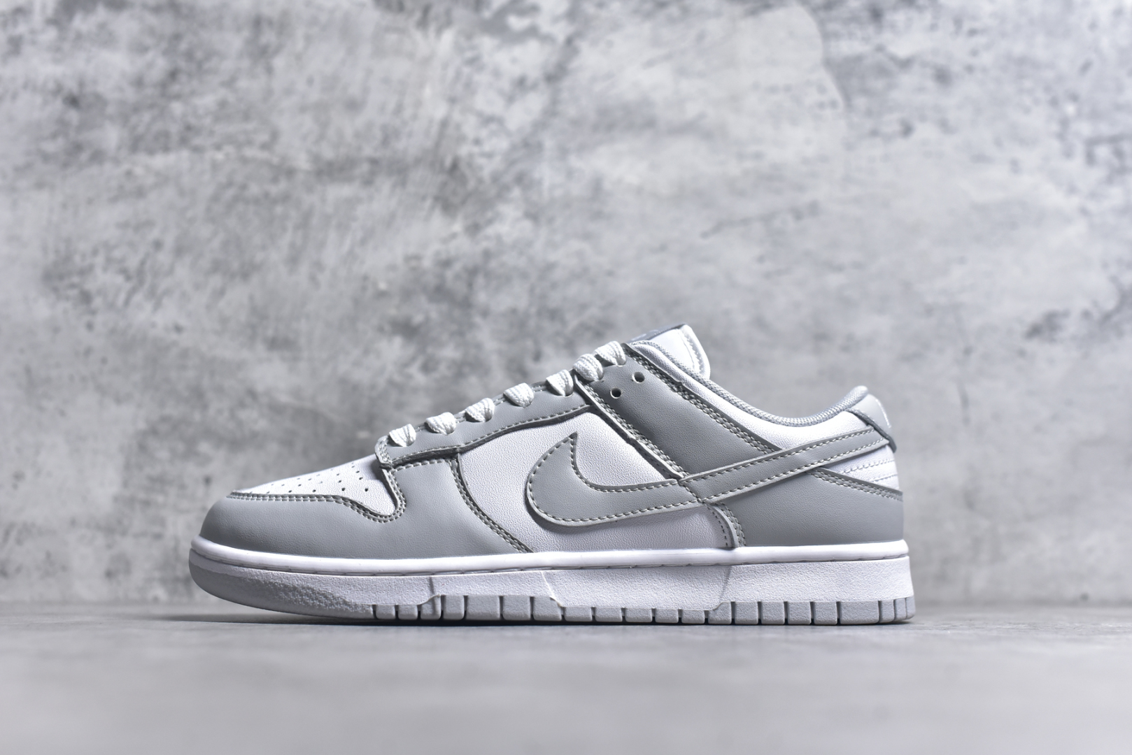 #NK Dunk Low Retro 浅灰白 长期补货 稳定到货 工厂个位数利润 淡季生产只为维持工厂运转 完美版型品相超高清洁度 全套原纸板楦头开发 确保原汁原味 完美呈现DUNK版型 一比一鞋头弧度高度鞋身弧度 此版本只针对中端市场 皮料材质有所更替 其他数据细节工艺流程均保持一致 绝不口嗨 细节品控鞋型随意对比 独家私模官方第六代原厂航空铝磨具打磨大底 鞋头坡度极致还原 无解鞋型 原盒原配 圈内天花板工艺 原厂玻璃冲刀 超高清洁度 全鞋零毛边皮料切割 中底布拉帮走线遵循公司 尺码： 36 36.5 37.5 38 38.5 39 40 40.5 41 42 42.5 43 44 44.5 45 46-选品中心