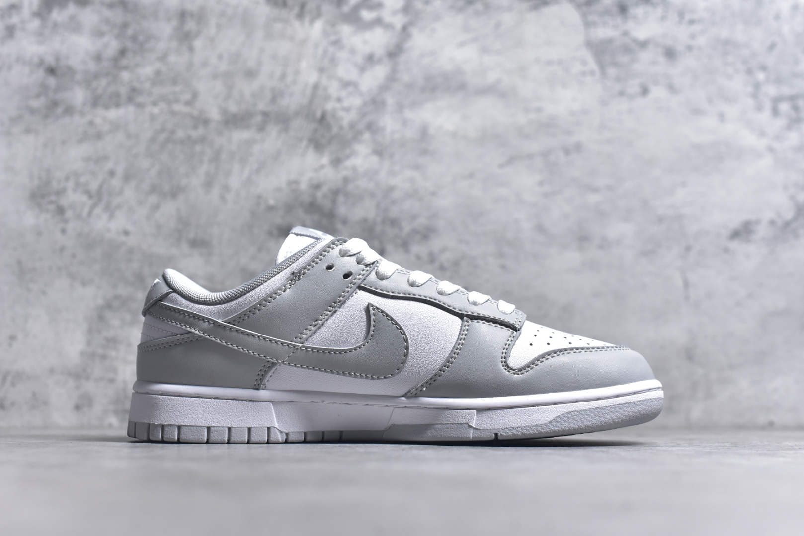 图片[3]-#NK Dunk Low Retro 浅灰白 长期补货 稳定到货 工厂个位数利润 淡季生产只为维持工厂运转 完美版型品相超高清洁度 全套原纸板楦头开发 确保原汁原味 完美呈现DUNK版型 一比一鞋头弧度高度鞋身弧度 此版本只针对中端市场 皮料材质有所更替 其他数据细节工艺流程均保持一致 绝不口嗨 细节品控鞋型随意对比 独家私模官方第六代原厂航空铝磨具打磨大底 鞋头坡度极致还原 无解鞋型 原盒原配 圈内天花板工艺 原厂玻璃冲刀 超高清洁度 全鞋零毛边皮料切割 中底布拉帮走线遵循公司 尺码： 36 36.5 37.5 38 38.5 39 40 40.5 41 42 42.5 43 44 44.5 45 46-选品中心
