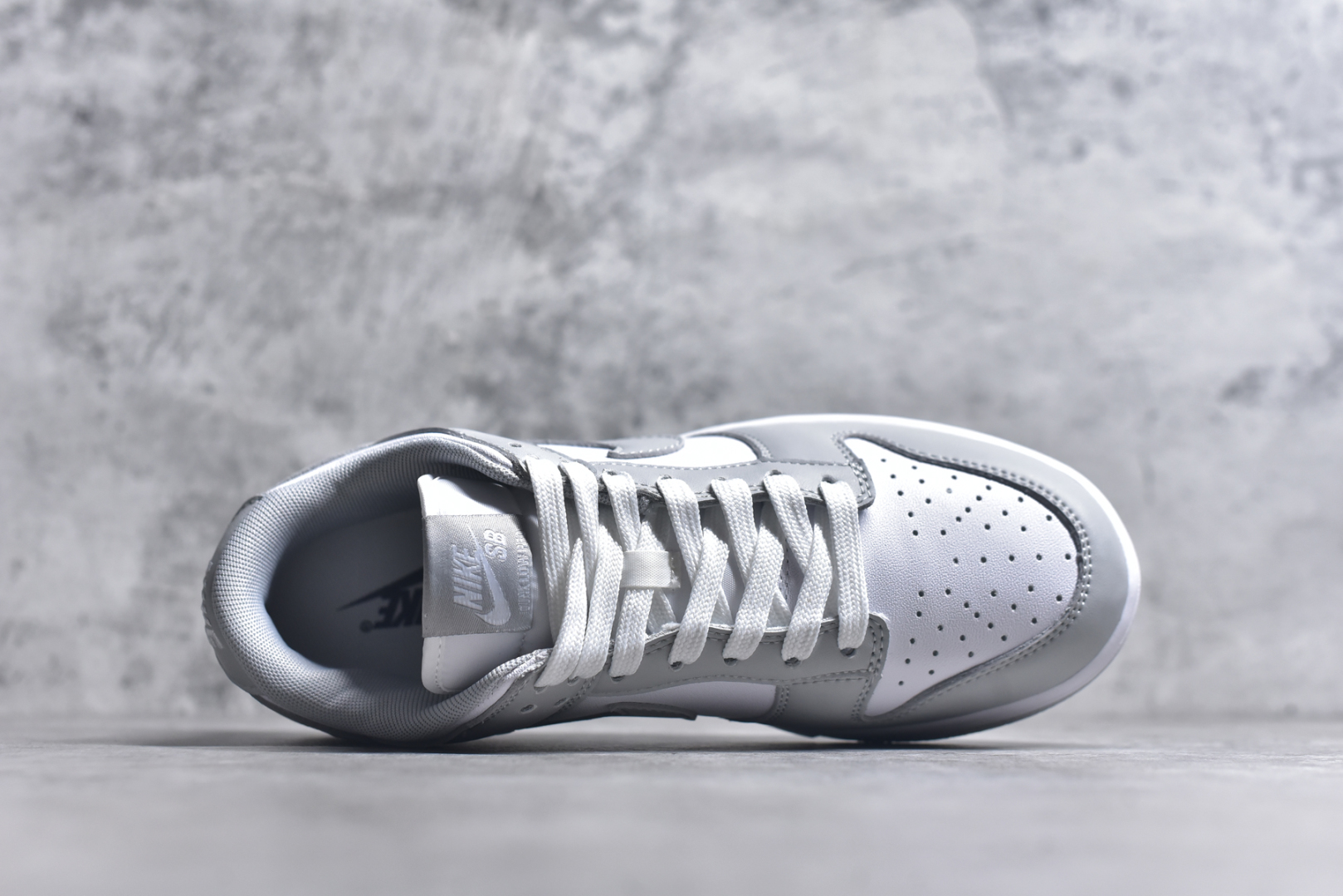 图片[4]-#NK Dunk Low Retro 浅灰白 长期补货 稳定到货 工厂个位数利润 淡季生产只为维持工厂运转 完美版型品相超高清洁度 全套原纸板楦头开发 确保原汁原味 完美呈现DUNK版型 一比一鞋头弧度高度鞋身弧度 此版本只针对中端市场 皮料材质有所更替 其他数据细节工艺流程均保持一致 绝不口嗨 细节品控鞋型随意对比 独家私模官方第六代原厂航空铝磨具打磨大底 鞋头坡度极致还原 无解鞋型 原盒原配 圈内天花板工艺 原厂玻璃冲刀 超高清洁度 全鞋零毛边皮料切割 中底布拉帮走线遵循公司 尺码： 36 36.5 37.5 38 38.5 39 40 40.5 41 42 42.5 43 44 44.5 45 46-选品中心