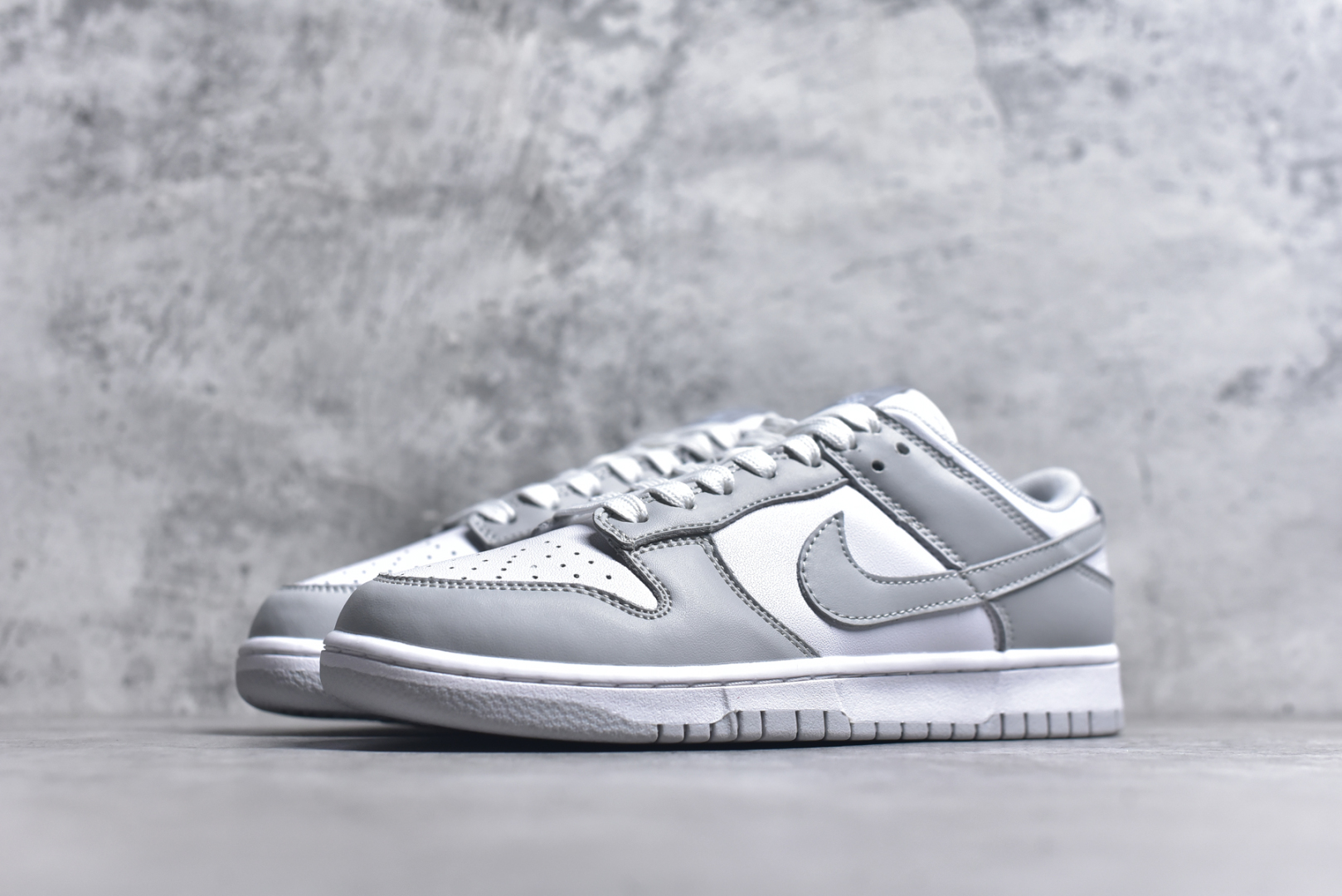 图片[2]-#NK Dunk Low Retro 浅灰白 长期补货 稳定到货 工厂个位数利润 淡季生产只为维持工厂运转 完美版型品相超高清洁度 全套原纸板楦头开发 确保原汁原味 完美呈现DUNK版型 一比一鞋头弧度高度鞋身弧度 此版本只针对中端市场 皮料材质有所更替 其他数据细节工艺流程均保持一致 绝不口嗨 细节品控鞋型随意对比 独家私模官方第六代原厂航空铝磨具打磨大底 鞋头坡度极致还原 无解鞋型 原盒原配 圈内天花板工艺 原厂玻璃冲刀 超高清洁度 全鞋零毛边皮料切割 中底布拉帮走线遵循公司 尺码： 36 36.5 37.5 38 38.5 39 40 40.5 41 42 42.5 43 44 44.5 45 46-选品中心