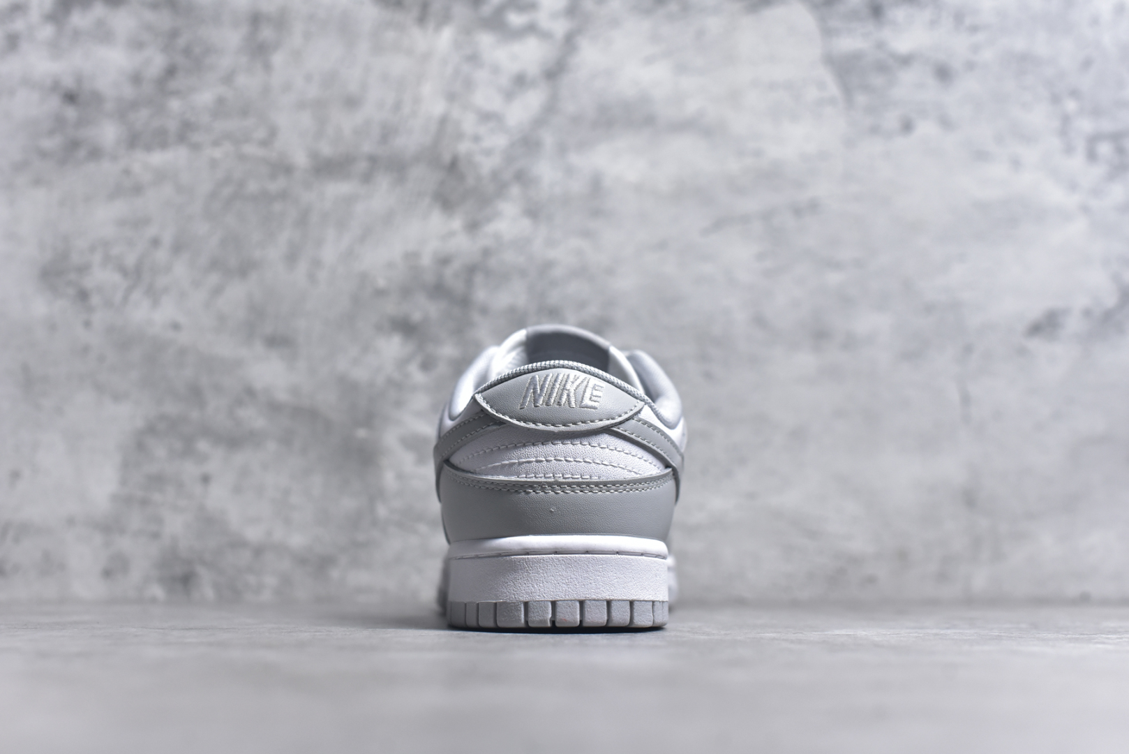图片[5]-#NK Dunk Low Retro 浅灰白 长期补货 稳定到货 工厂个位数利润 淡季生产只为维持工厂运转 完美版型品相超高清洁度 全套原纸板楦头开发 确保原汁原味 完美呈现DUNK版型 一比一鞋头弧度高度鞋身弧度 此版本只针对中端市场 皮料材质有所更替 其他数据细节工艺流程均保持一致 绝不口嗨 细节品控鞋型随意对比 独家私模官方第六代原厂航空铝磨具打磨大底 鞋头坡度极致还原 无解鞋型 原盒原配 圈内天花板工艺 原厂玻璃冲刀 超高清洁度 全鞋零毛边皮料切割 中底布拉帮走线遵循公司 尺码： 36 36.5 37.5 38 38.5 39 40 40.5 41 42 42.5 43 44 44.5 45 46-选品中心